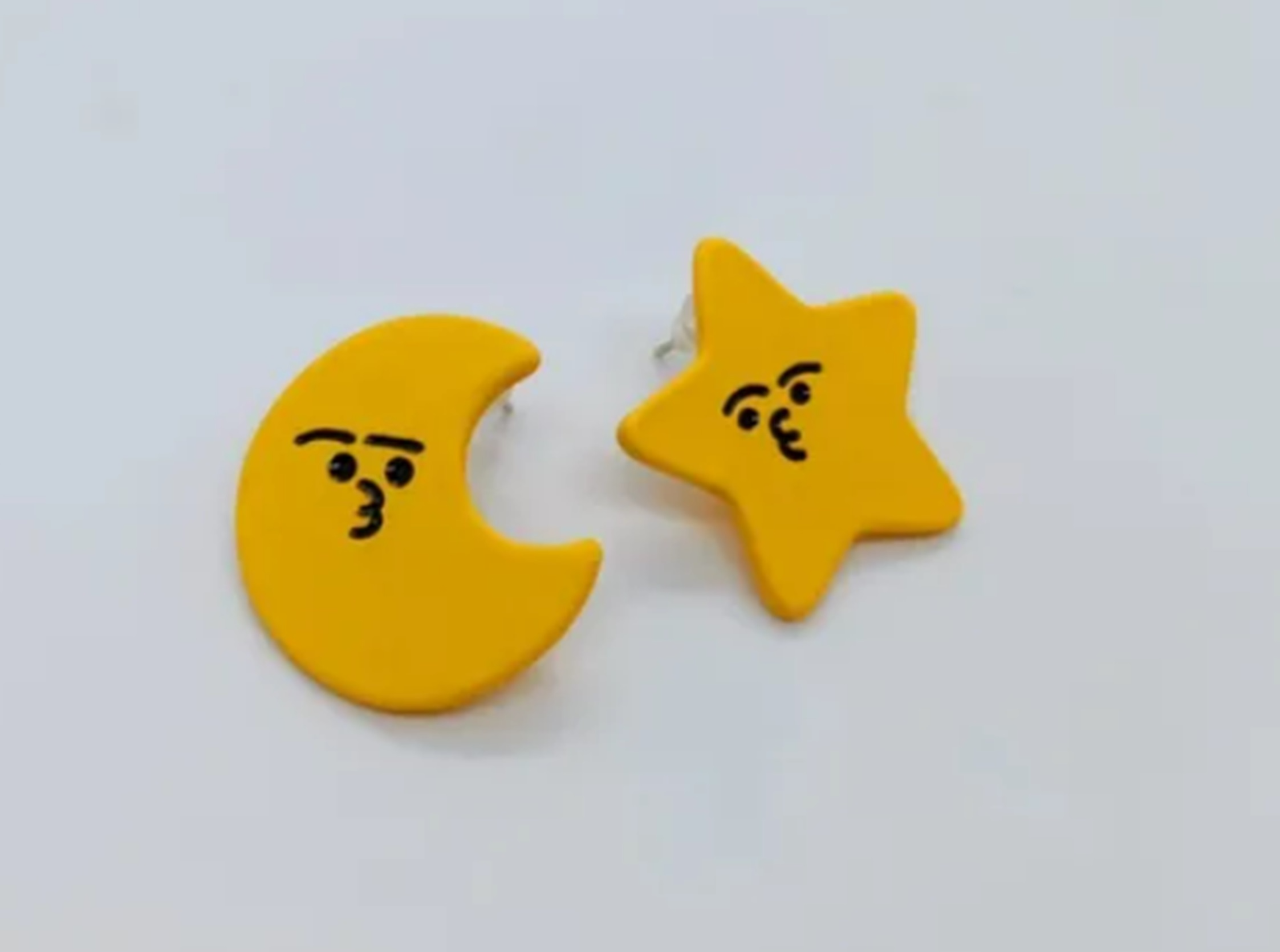 Pendientes Asimetricos Luna y Estrella amarilla suave resina epoxi -6