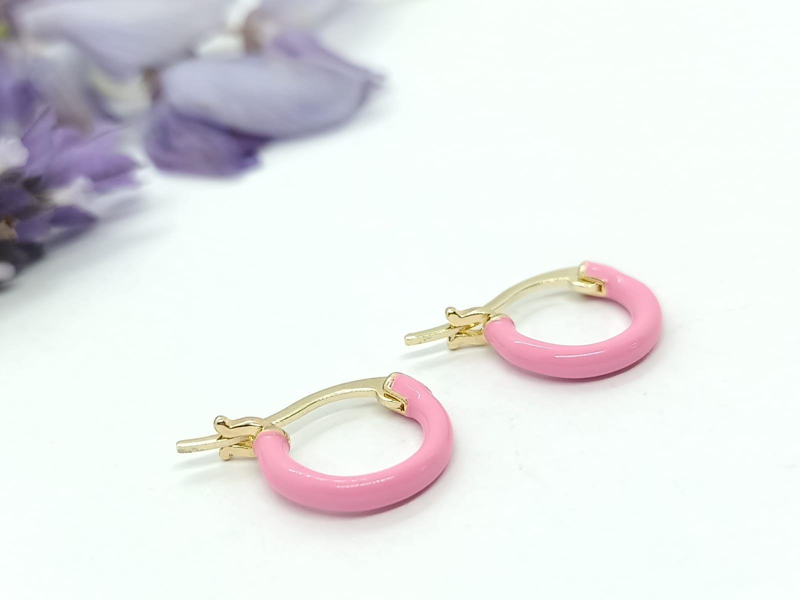 Argollas Huggies Sakura chapadas en oro 18K Rosa chicle-5
