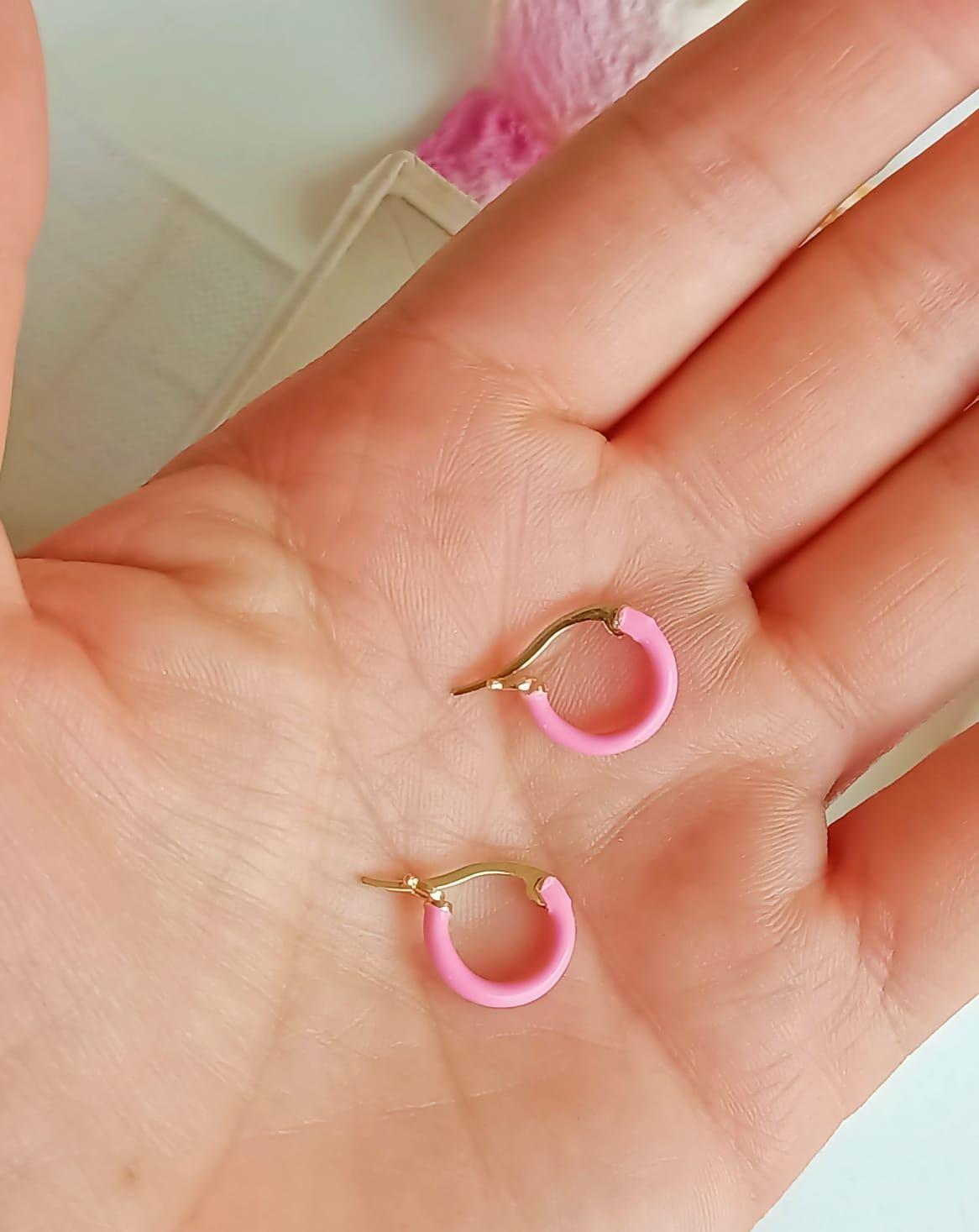 Argollas Huggies Sakura chapadas en oro 18K Rosa chicle-9