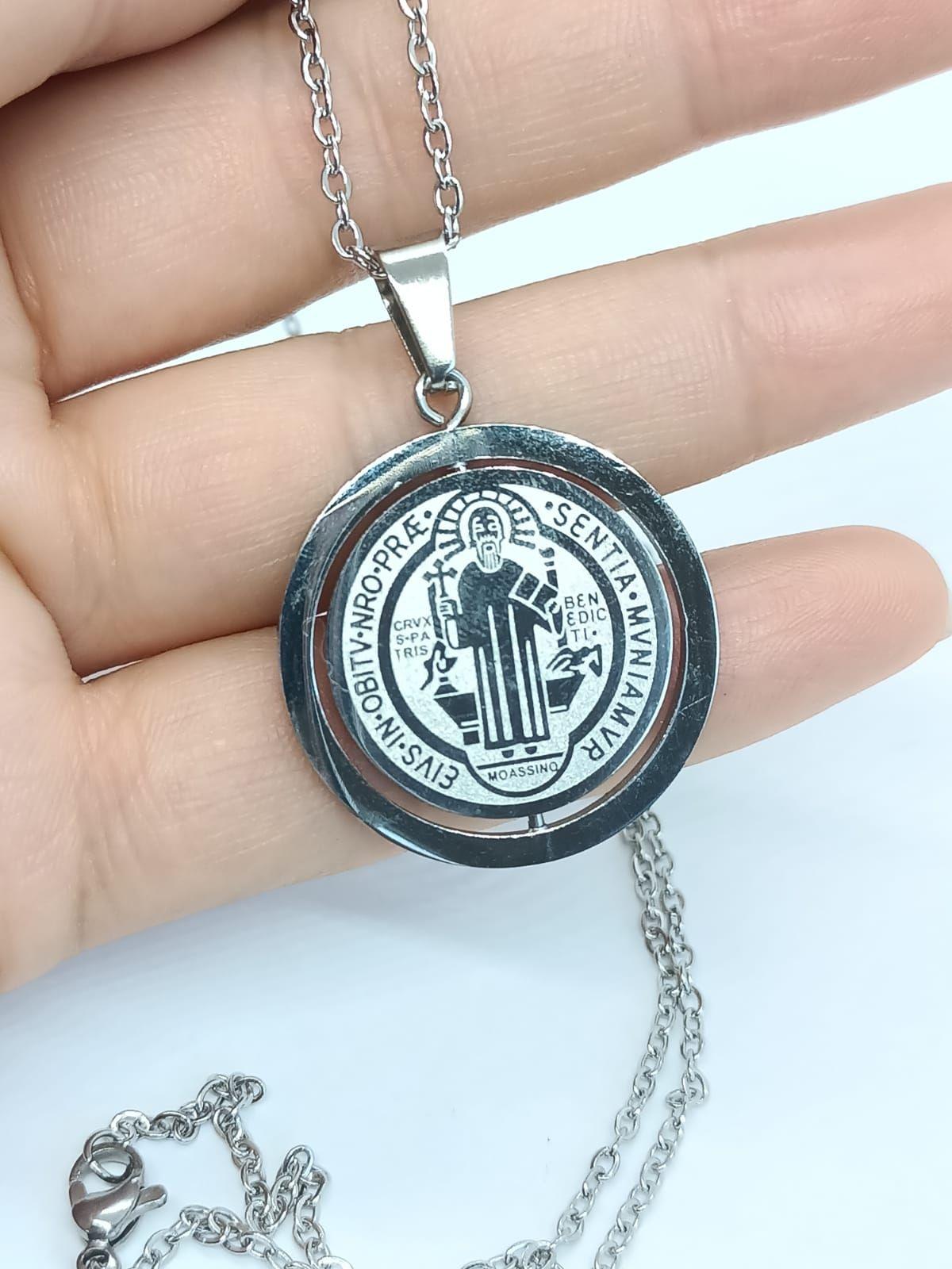 Colgante Medalla San Benito Giratorio Antiestrés hipoalergénico -3