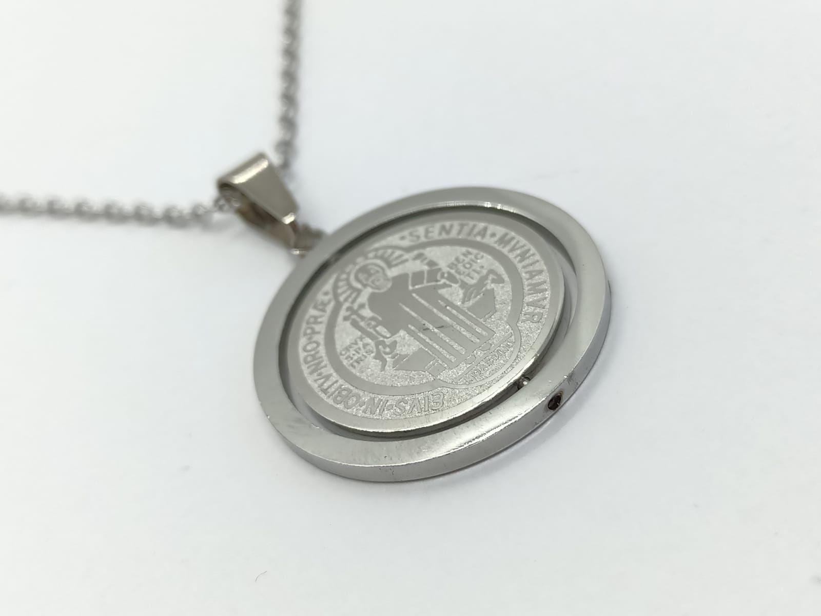 Colgante Medalla San Benito Giratorio Antiestrés hipoalergénico -4