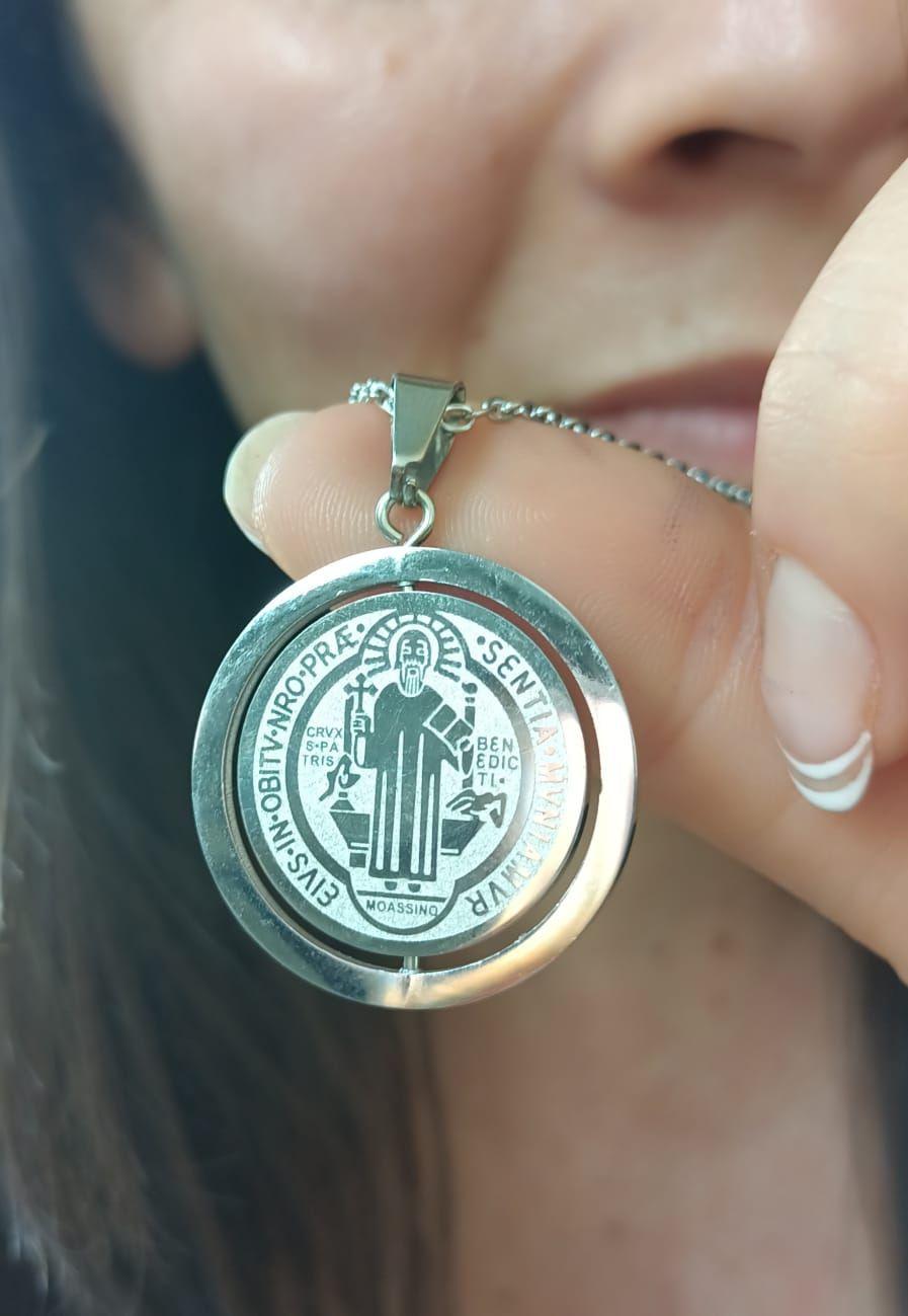 Colgante Medalla San Benito Giratorio Antiestrés hipoalergénico -5
