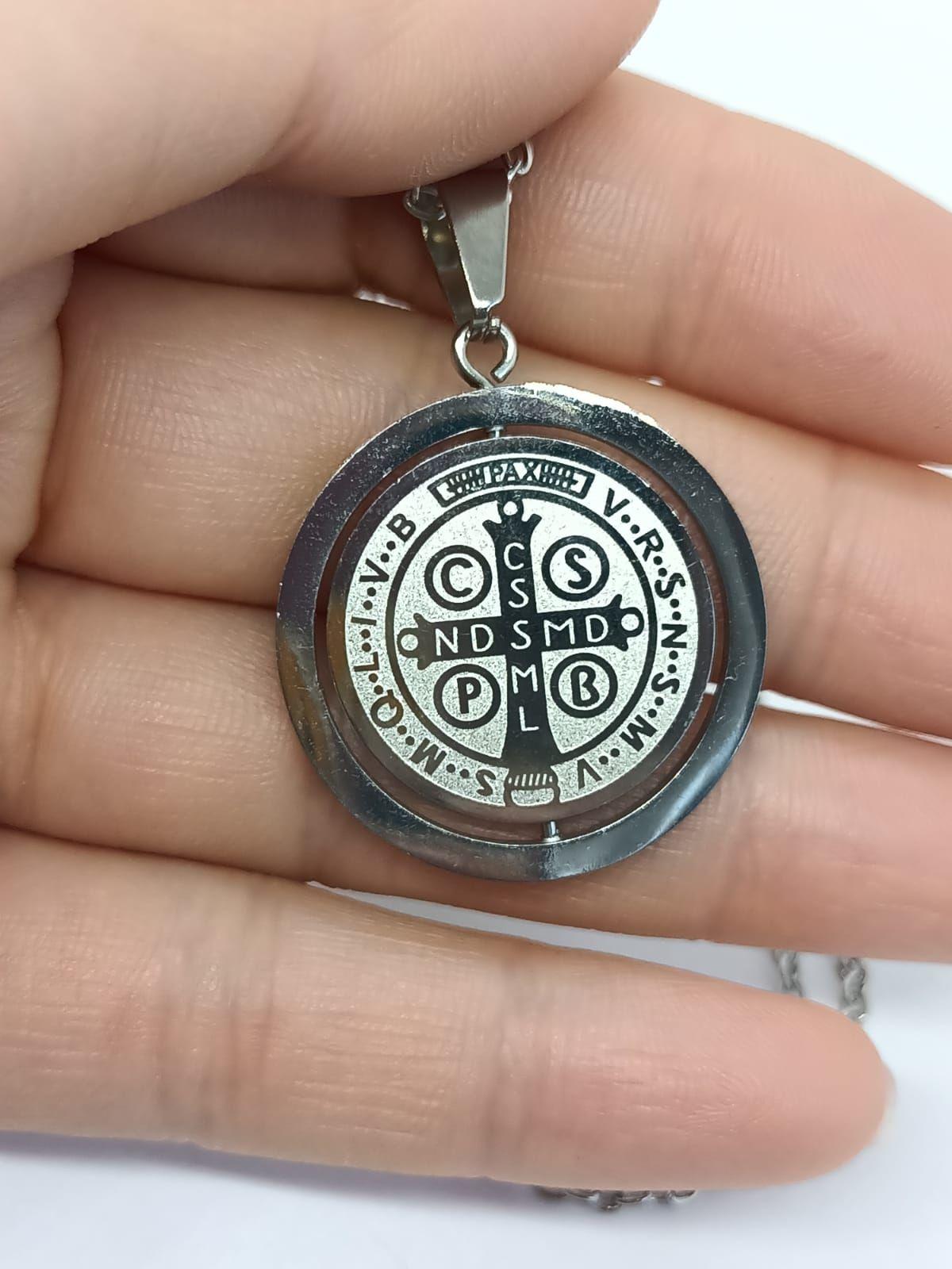 Colgante Medalla San Benito Giratorio Antiestrés hipoalergénico -6