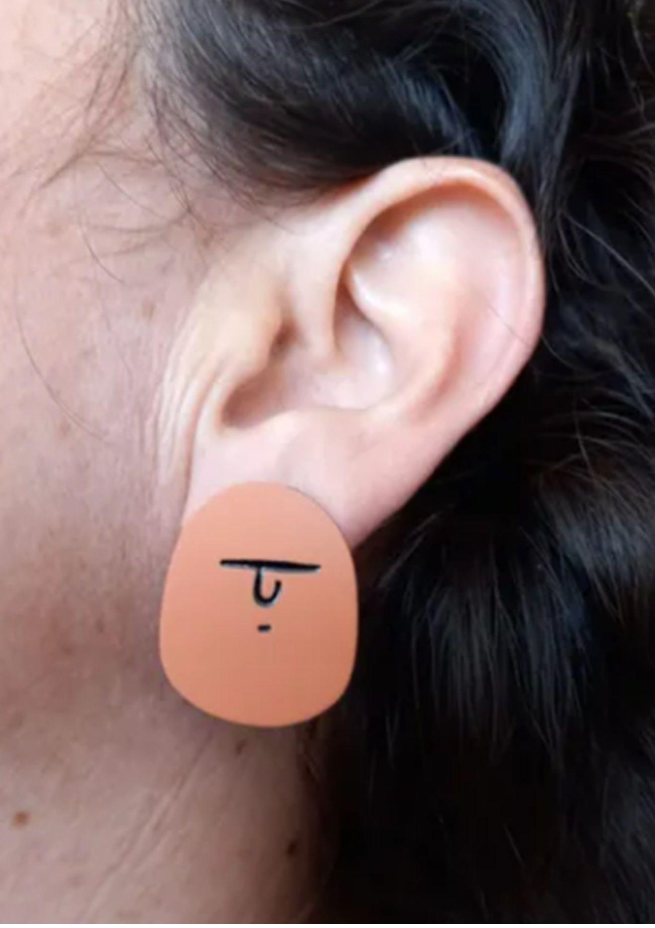 Aros tachuelas asimétricos Moai resina epoxi marrones-2