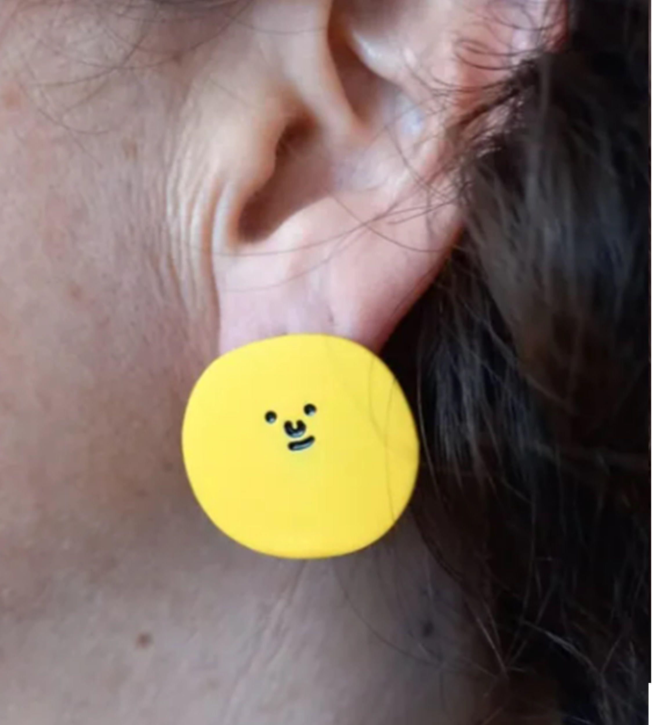 Aros asimétricos de tachuela con caritas suave resina epoxi azul amarillo-2