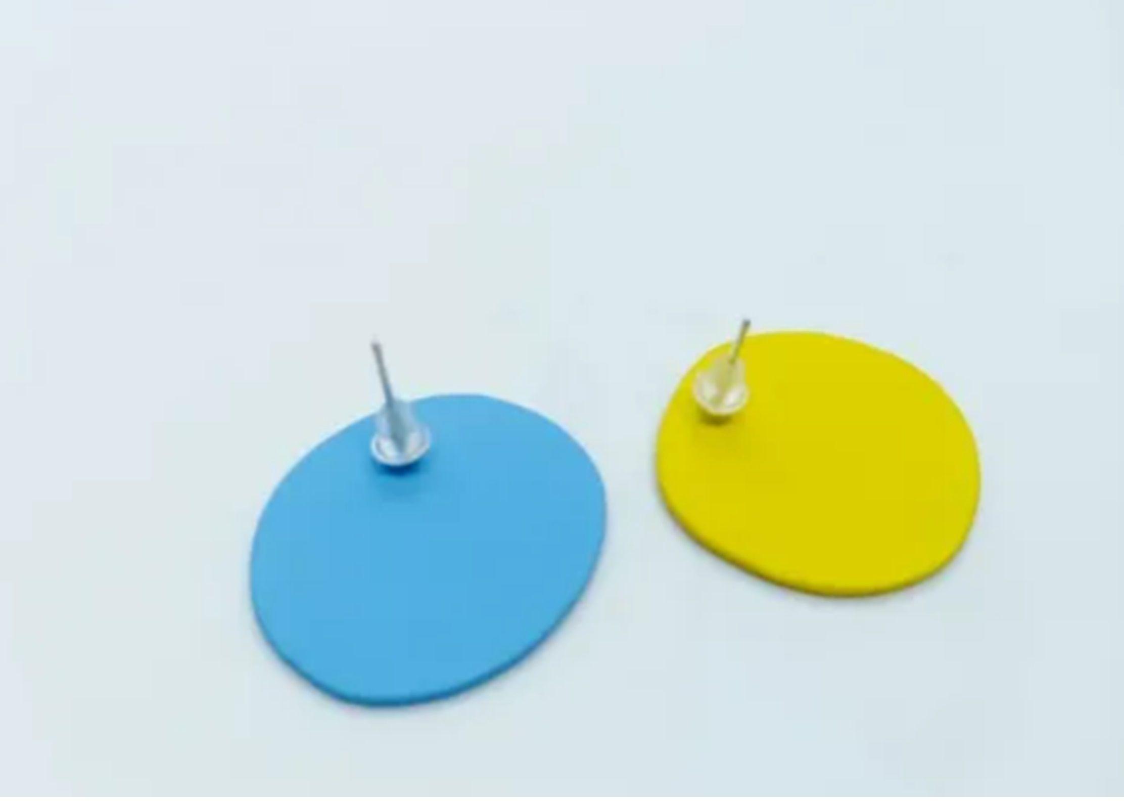 Aros asimétricos de tachuela con caritas suave resina epoxi azul amarillo-4