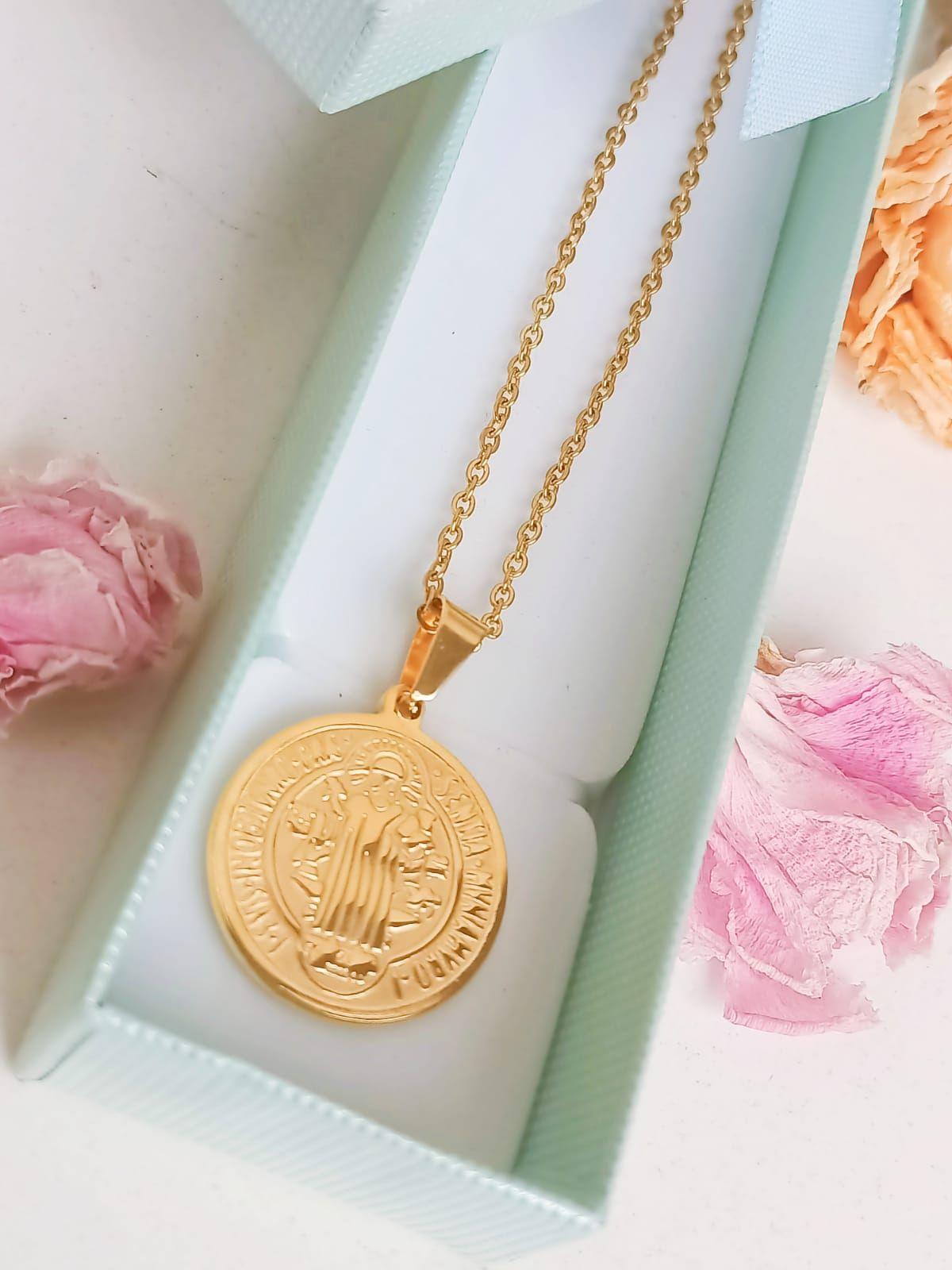 Colgante Medalla San Benito hipoalergénica chapado en oro 18kl-9