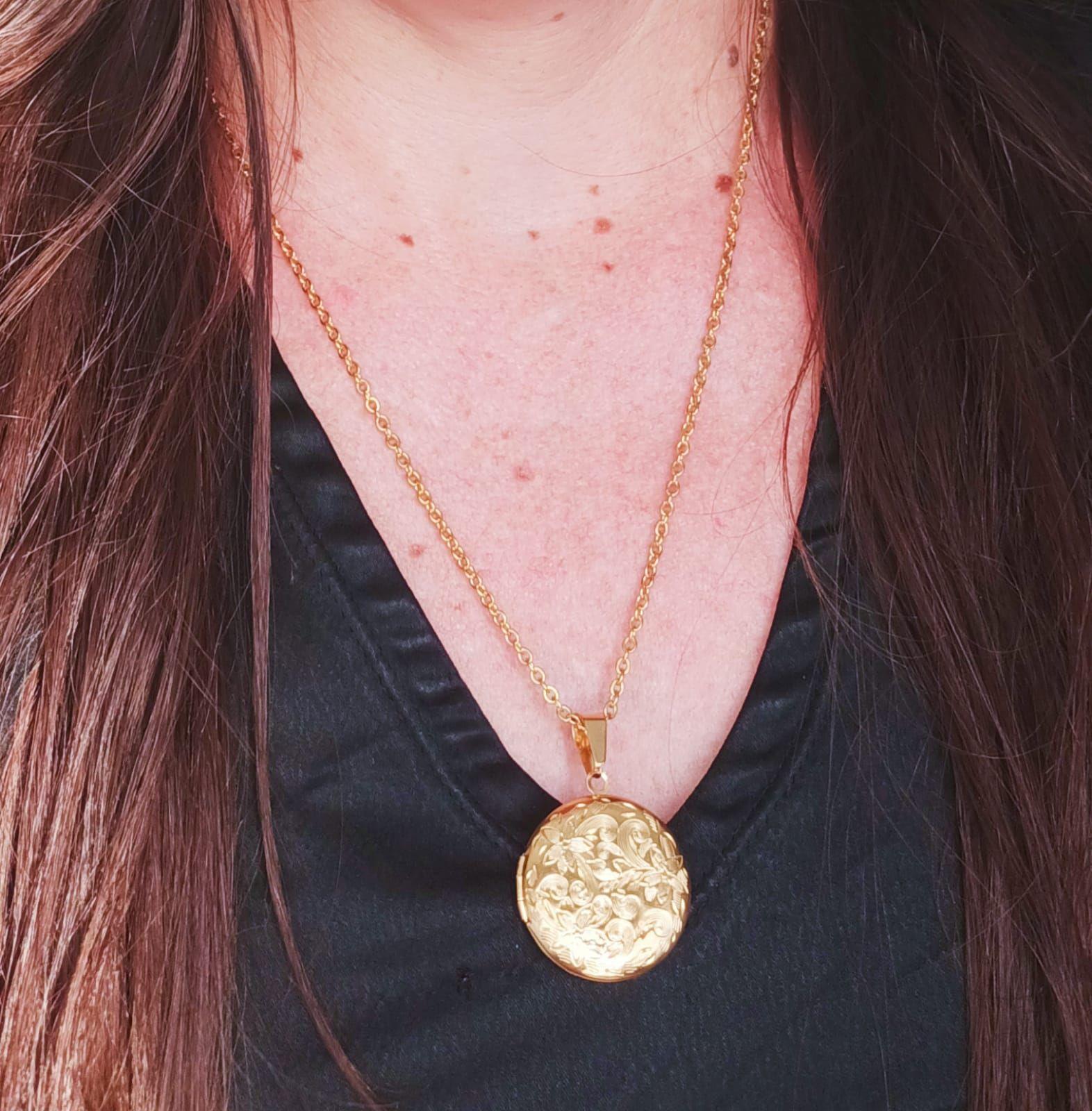Colgante con dije Vintage Relicario Circular relieve flores chapado en oro 18kl-2