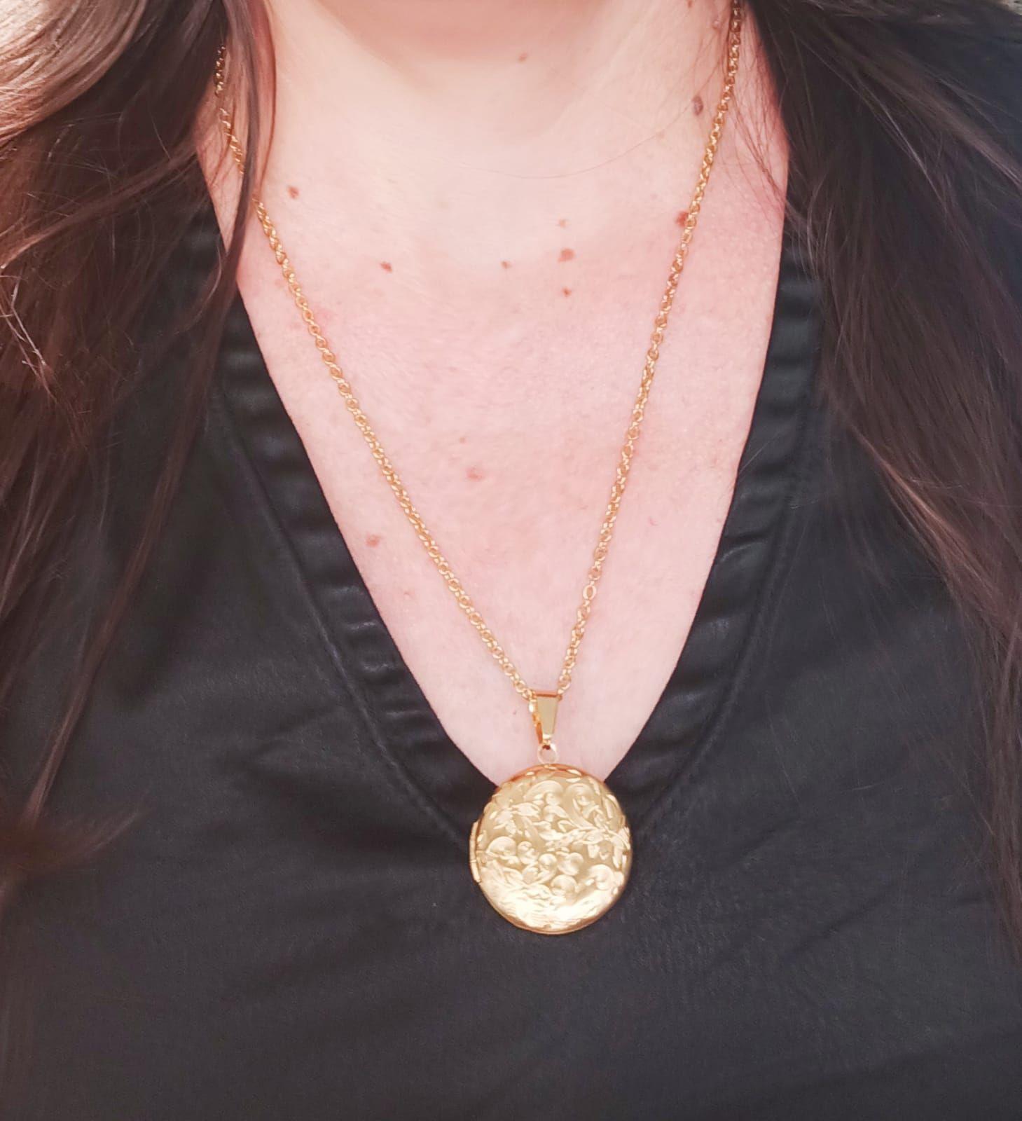 Colgante con dije Vintage Relicario Circular relieve flores chapado en oro 18kl-6