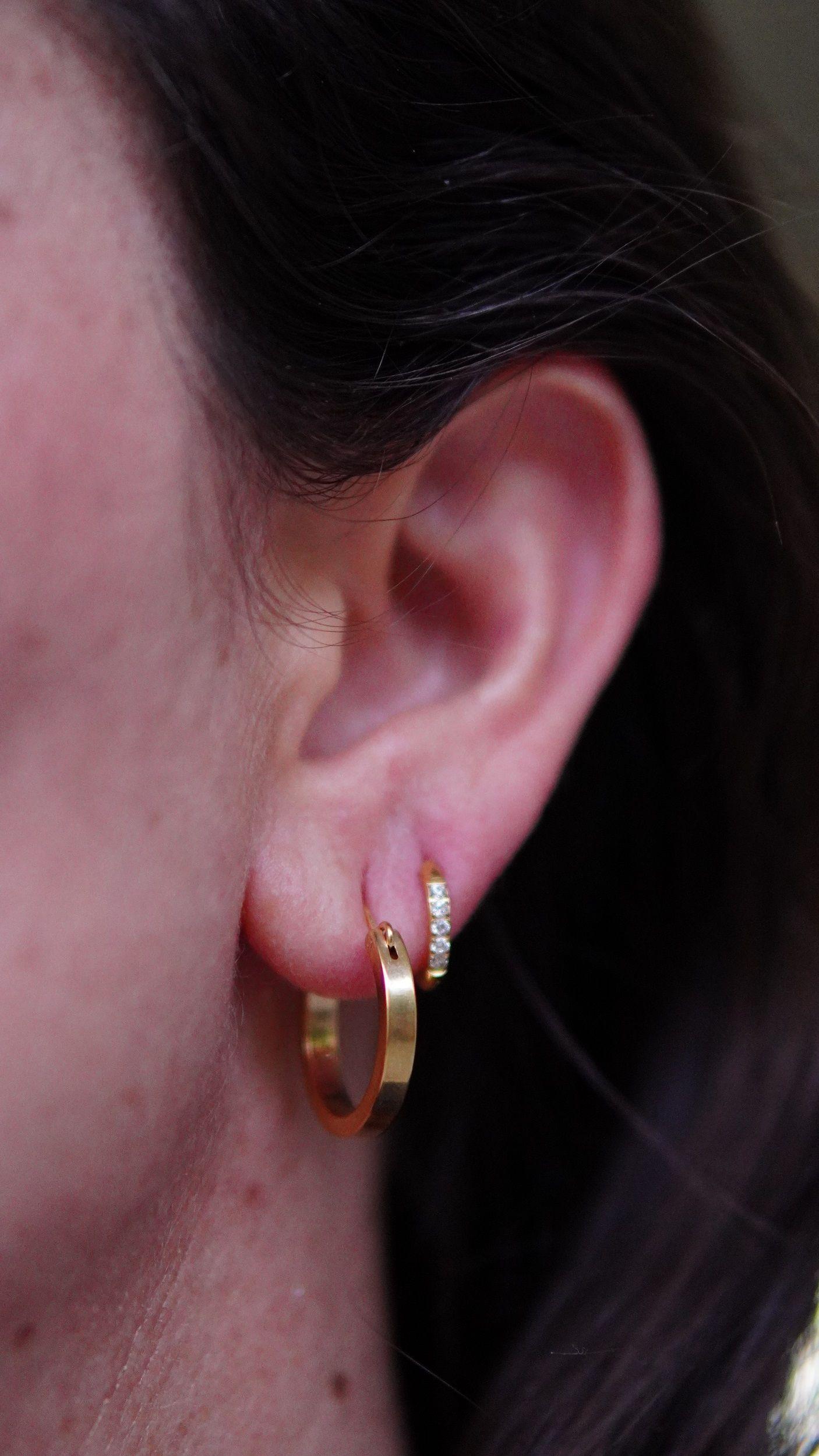 Argollas lisas minimalistas elegantes chapadas en oro 18k-2