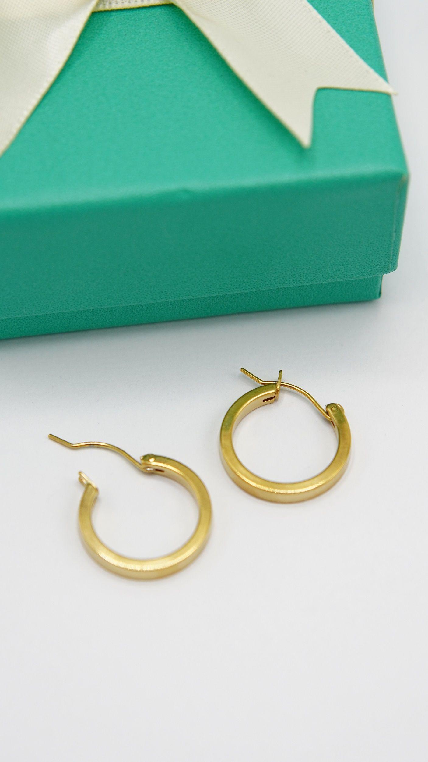 Argollas lisas minimalistas elegantes chapadas en oro 18k-3