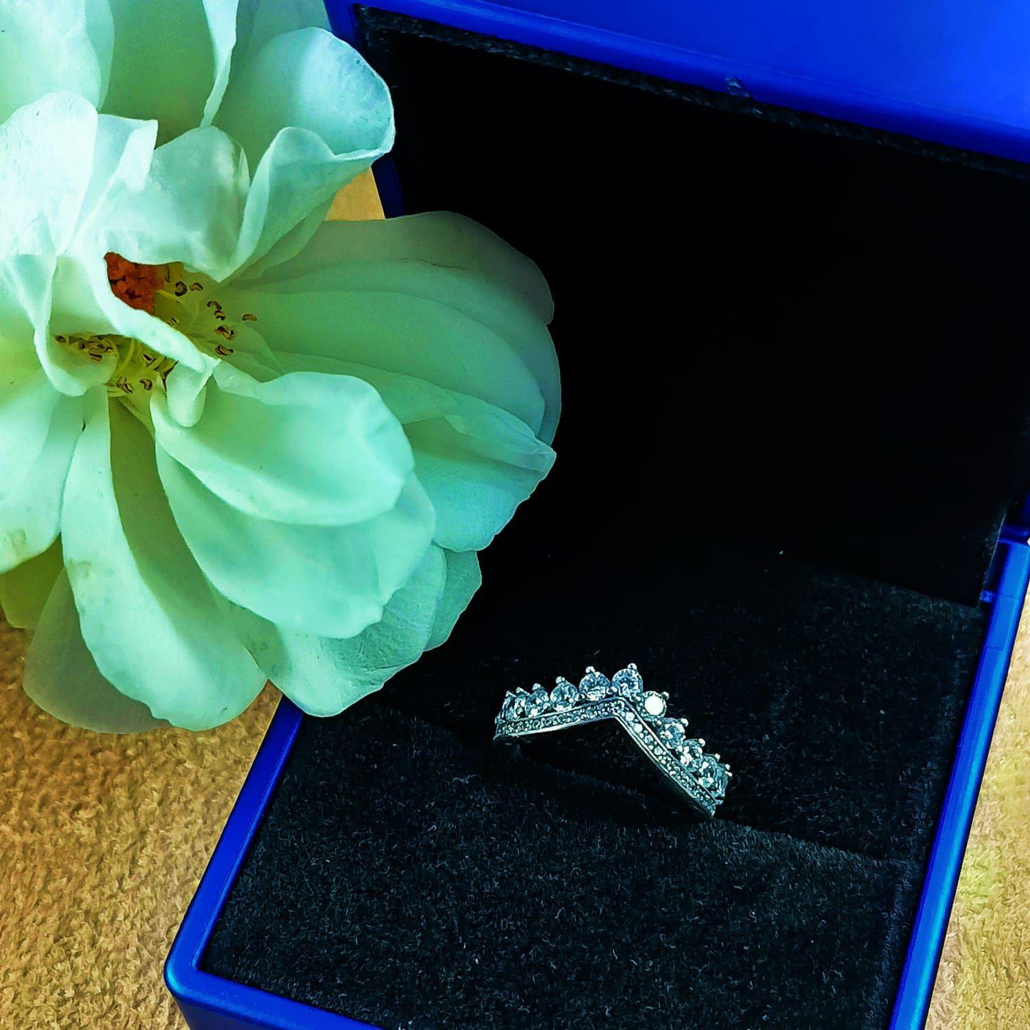 Anillo forma de Corona decorado con circonios Plata fina ley S925 talla 7-1