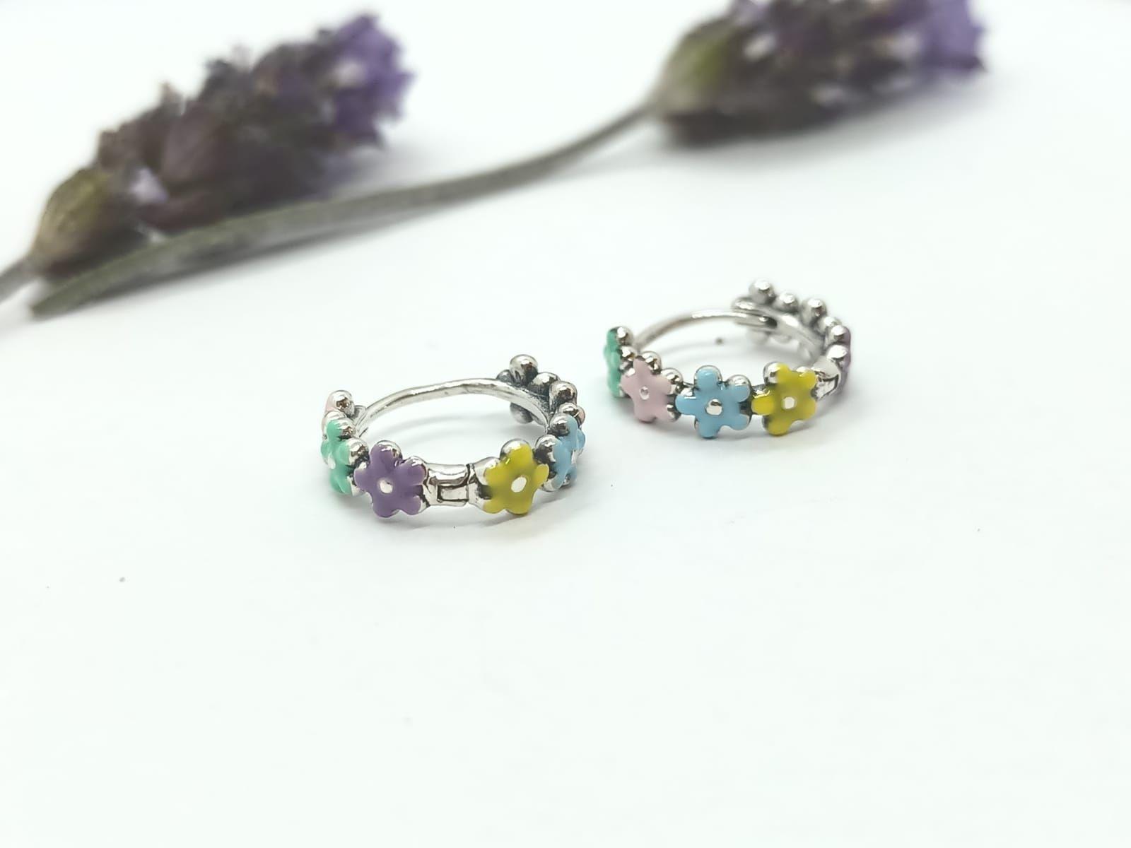 Argollas Huggies Pequeñas Coloridas Flores Plata ley S925-5