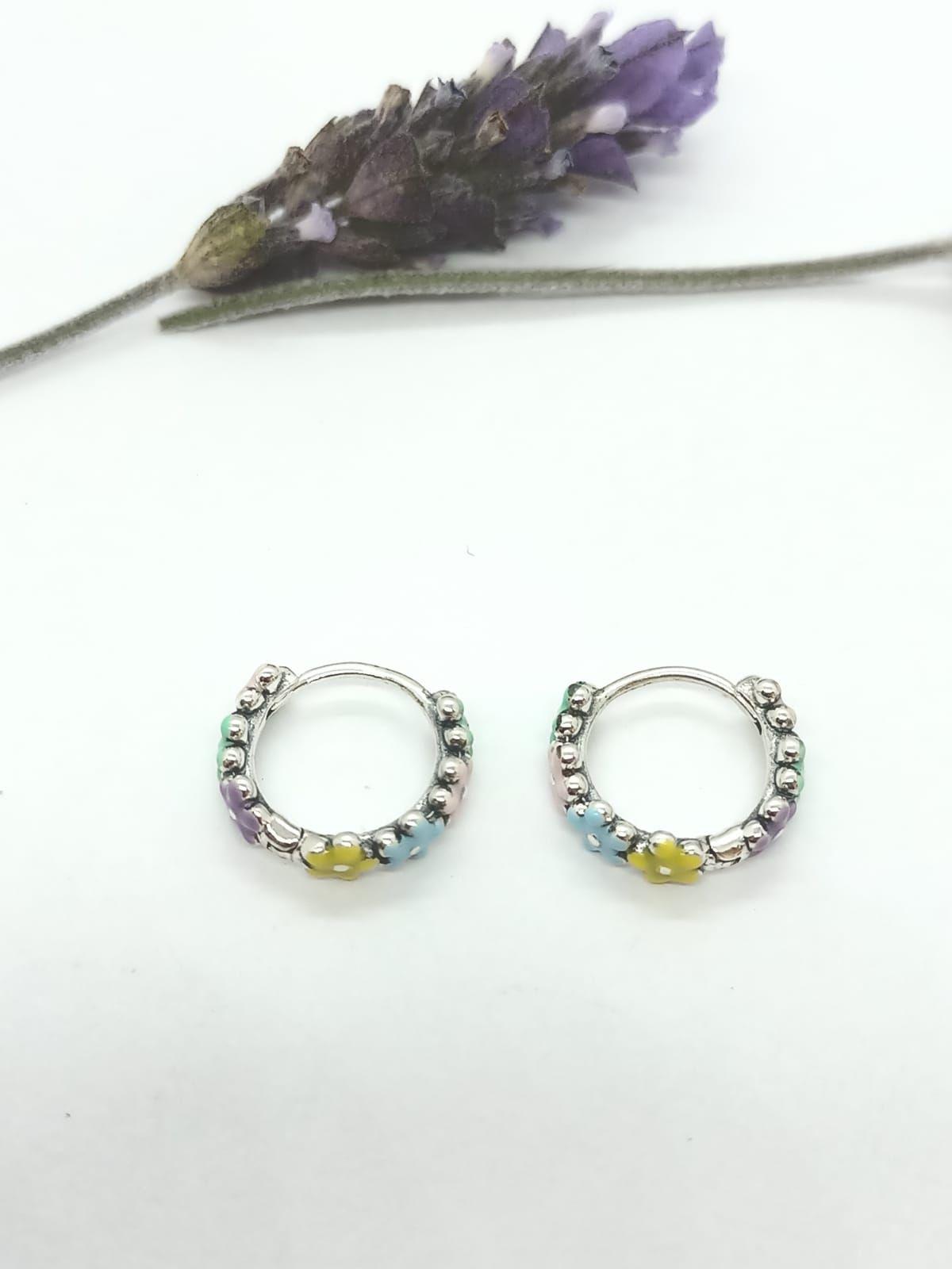 Argollas Huggies Pequeñas Coloridas Flores Plata ley S925-7