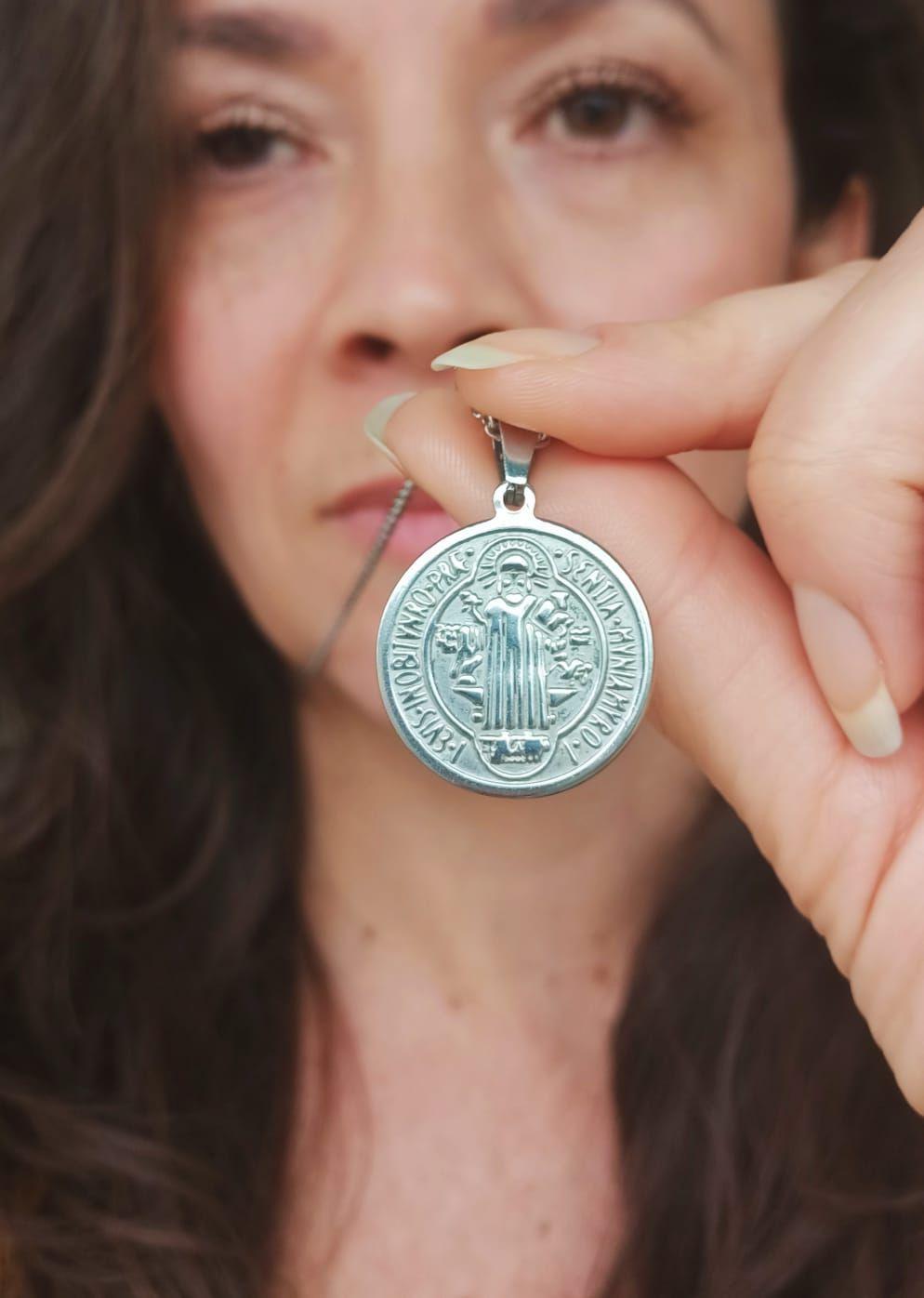 Colgante Medalla San Benito hipoalergénica plateada-4