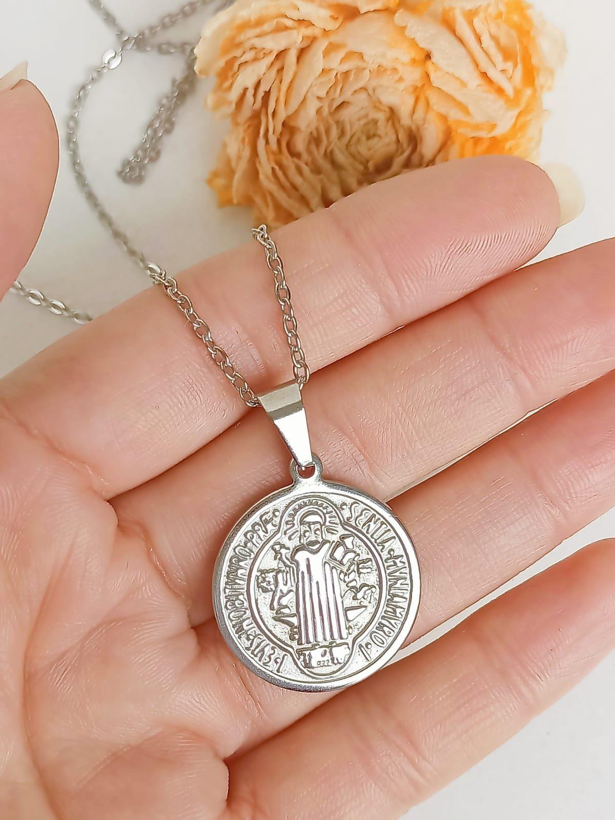 Colgante Medalla San Benito hipoalergénica plateada-5