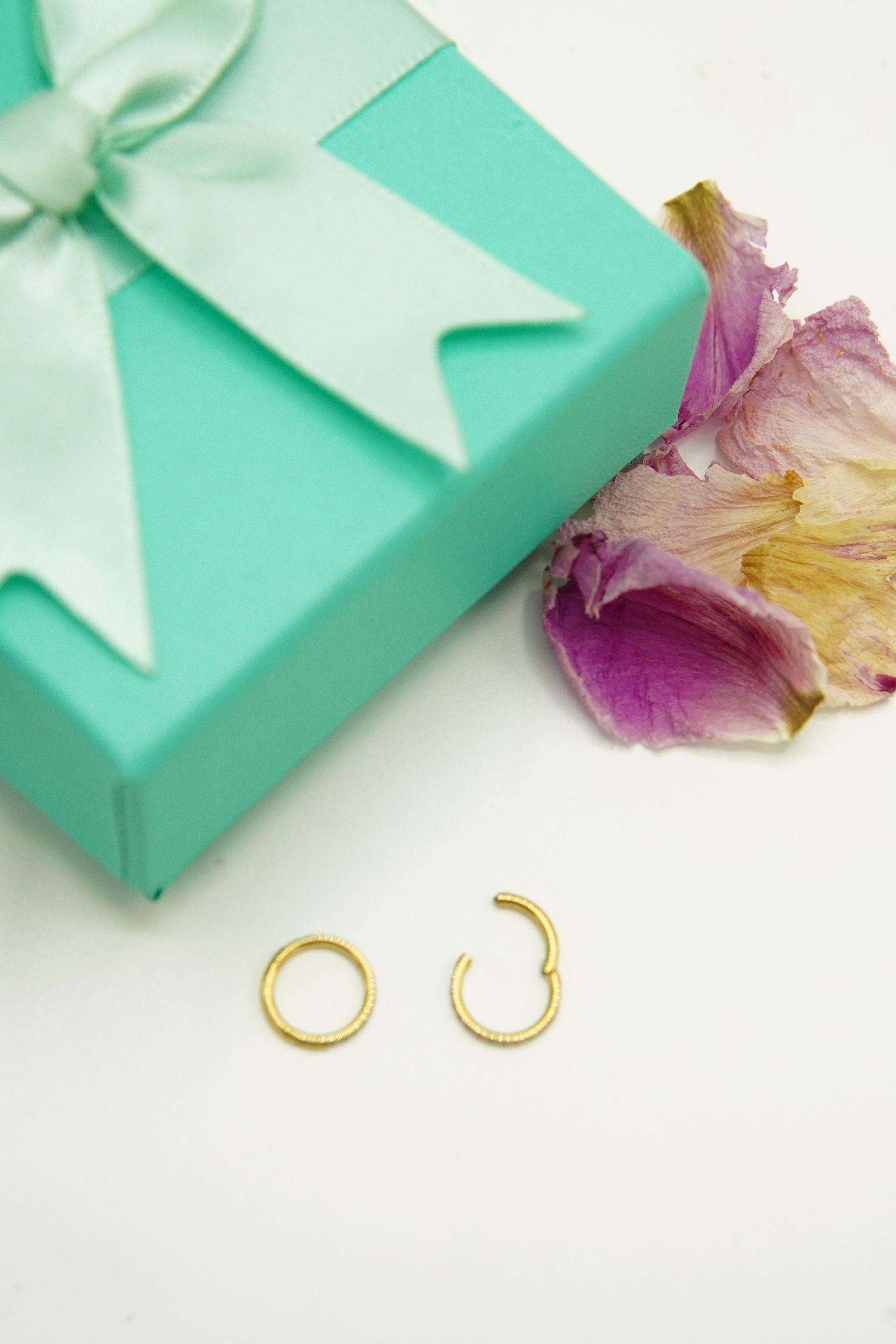 Argollas Huggies 8mm 16g Titanio F136 Zirconia Chapada Oro -4