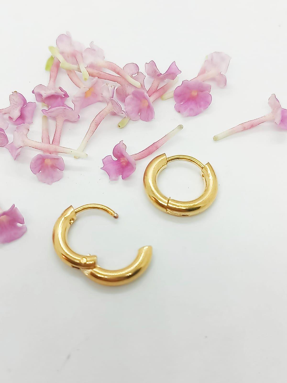 Argollas Huggies chicas 8mm enchapadas en oro 18kl -4