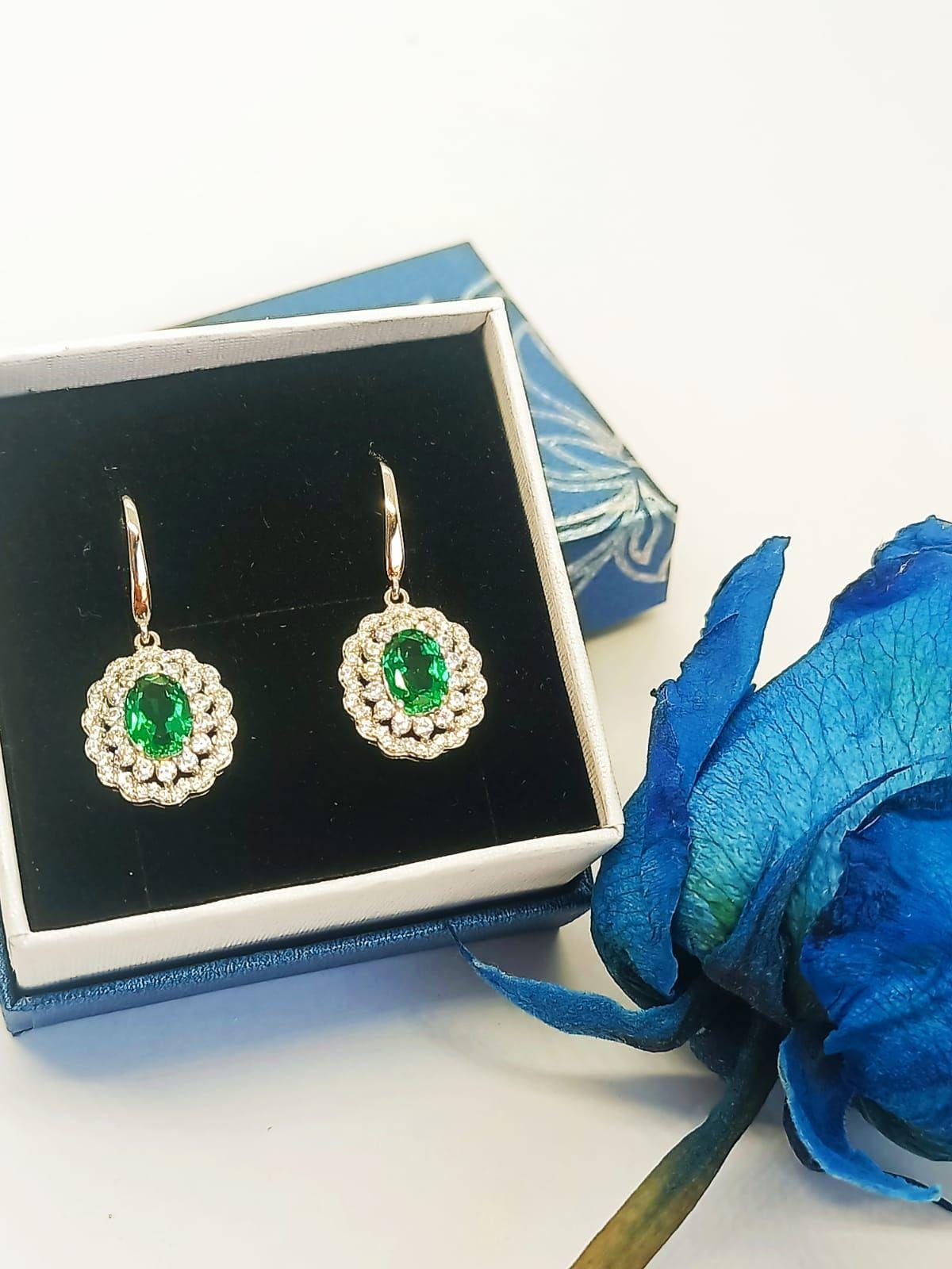 Aros con Esmeraldas Sostenibles en Plata ley 925-4