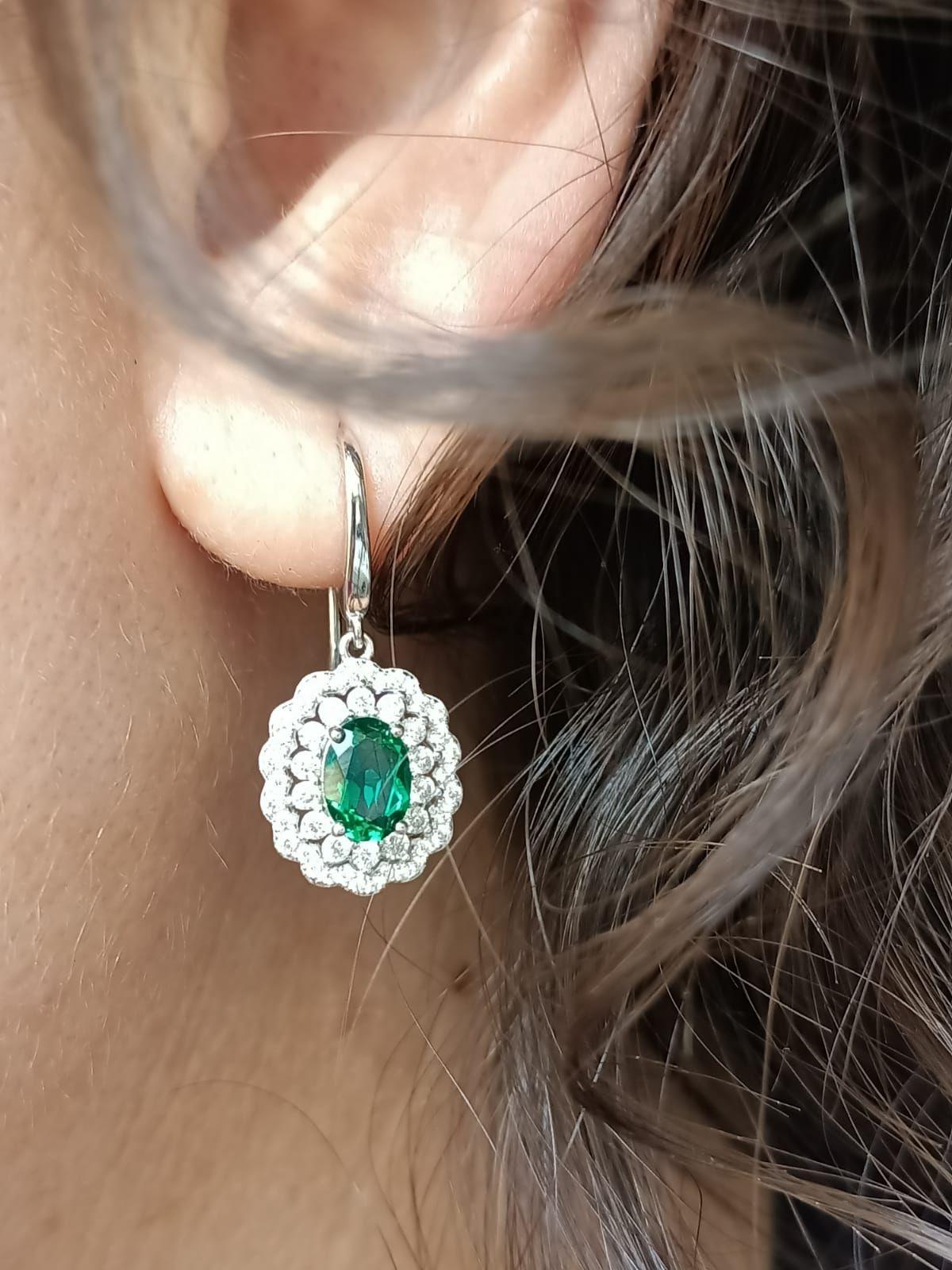 Aros con Esmeraldas Sostenibles en Plata ley 925-5