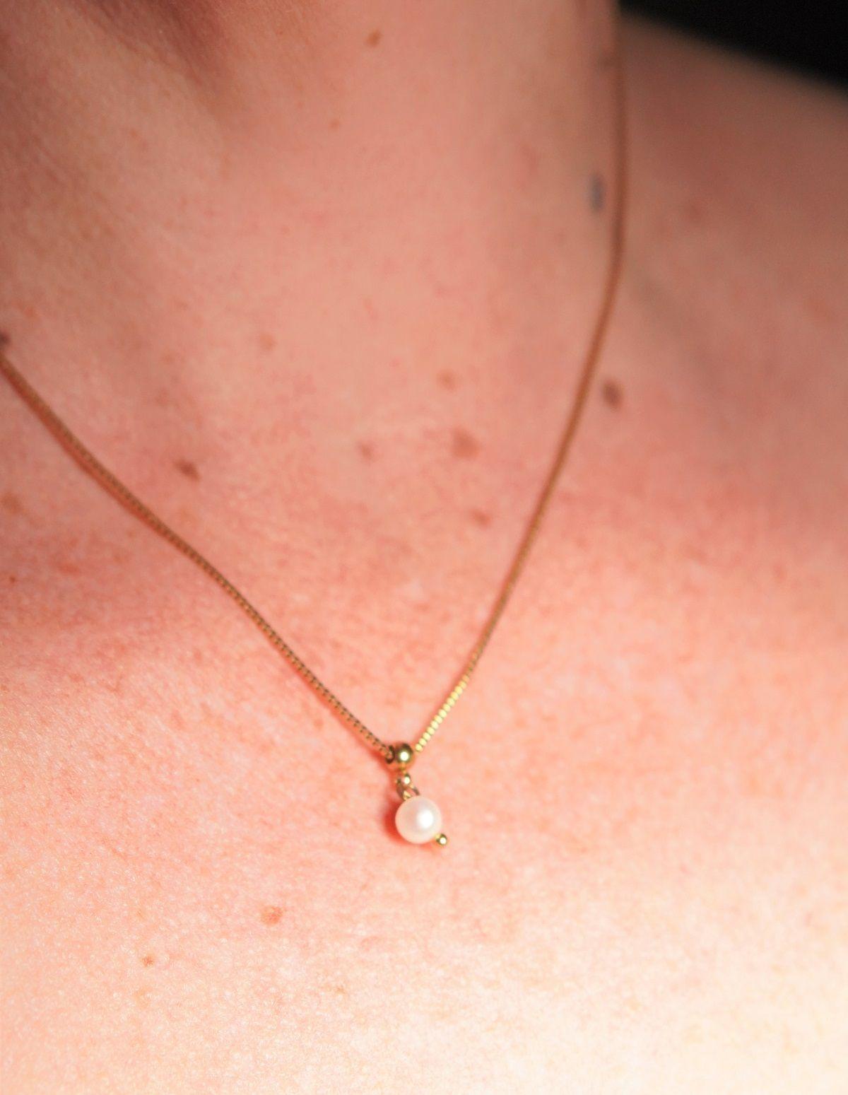 Collar ajustable Nerea perla de rio chapado en oro Riviere-3