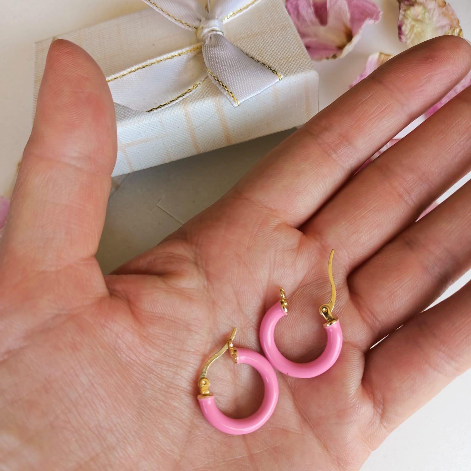 Argollas hoop medianas chapados en oro 18k Sakura Rosa chicle-2