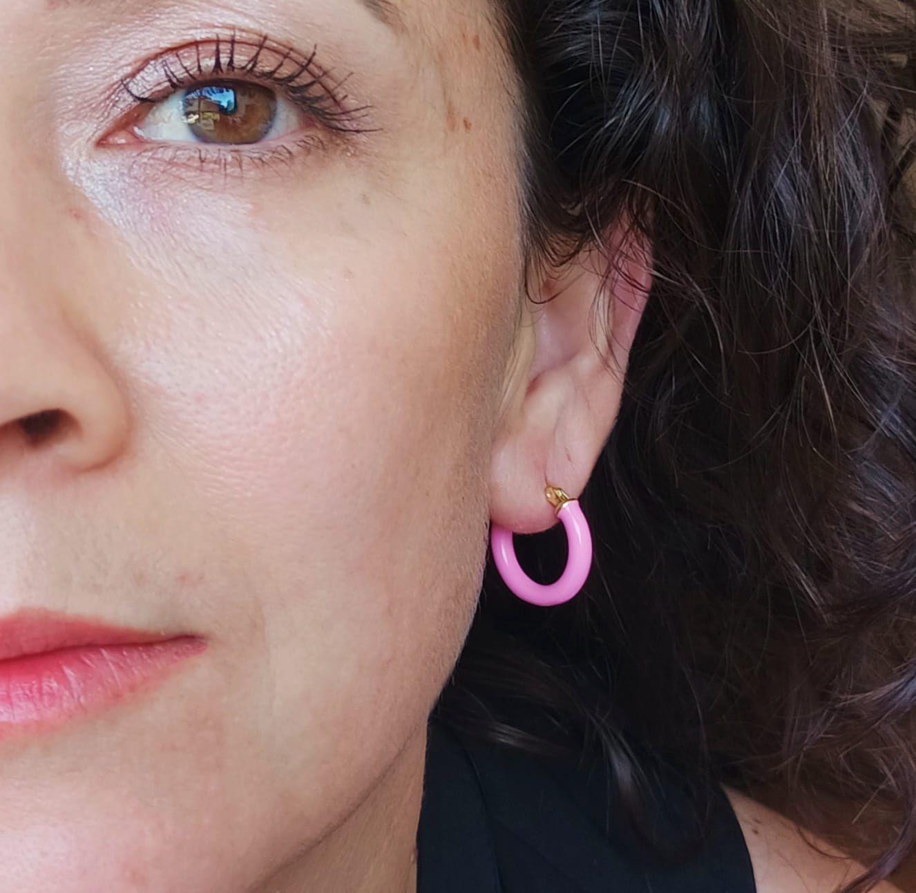 Argollas hoop medianas chapados en oro 18k Sakura Rosa chicle-3