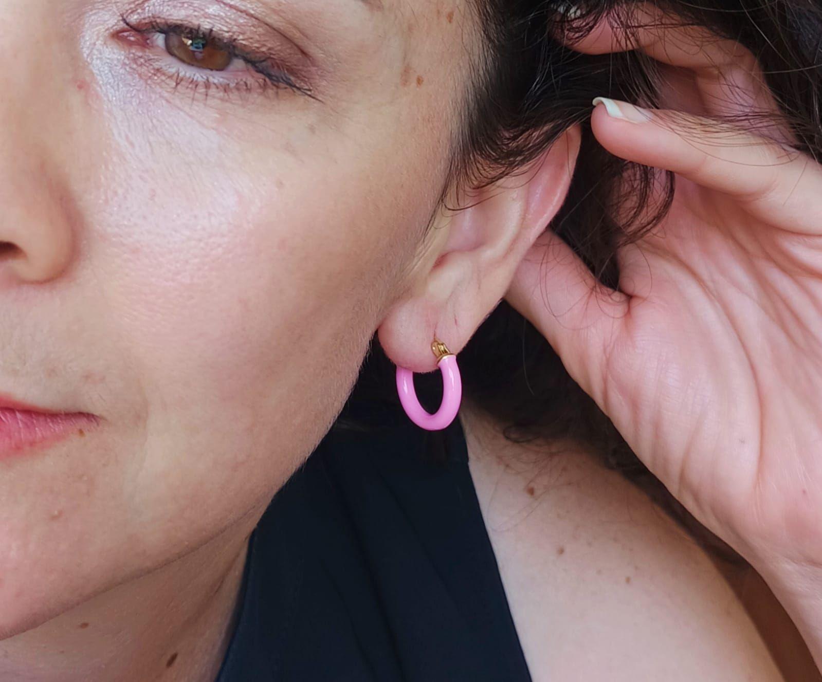 Argollas hoop medianas chapados en oro 18k Sakura Rosa chicle-4