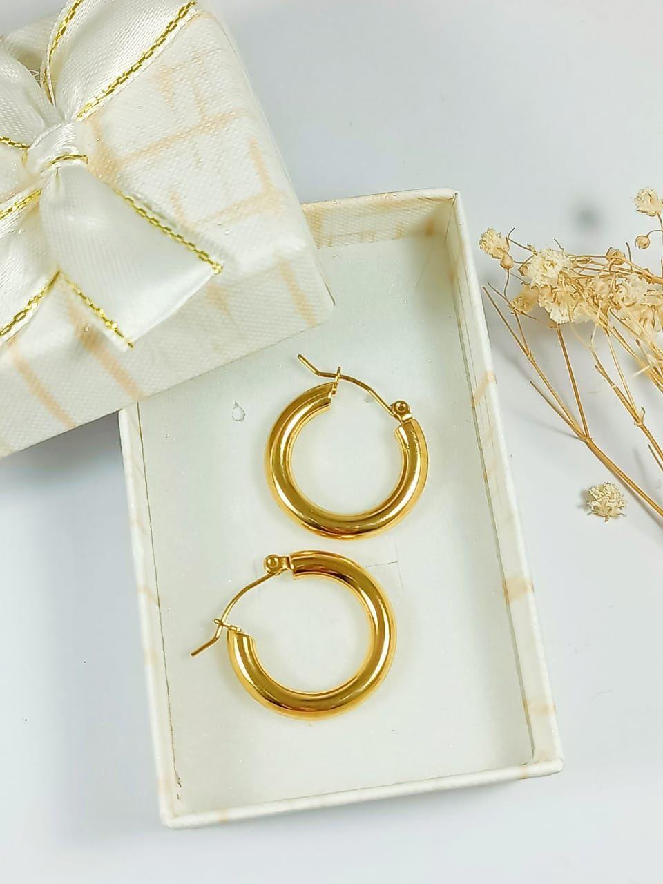 Argollas Aros Tipo Huggies Minimalista Clásicas Hoop Chapada En Oro-5