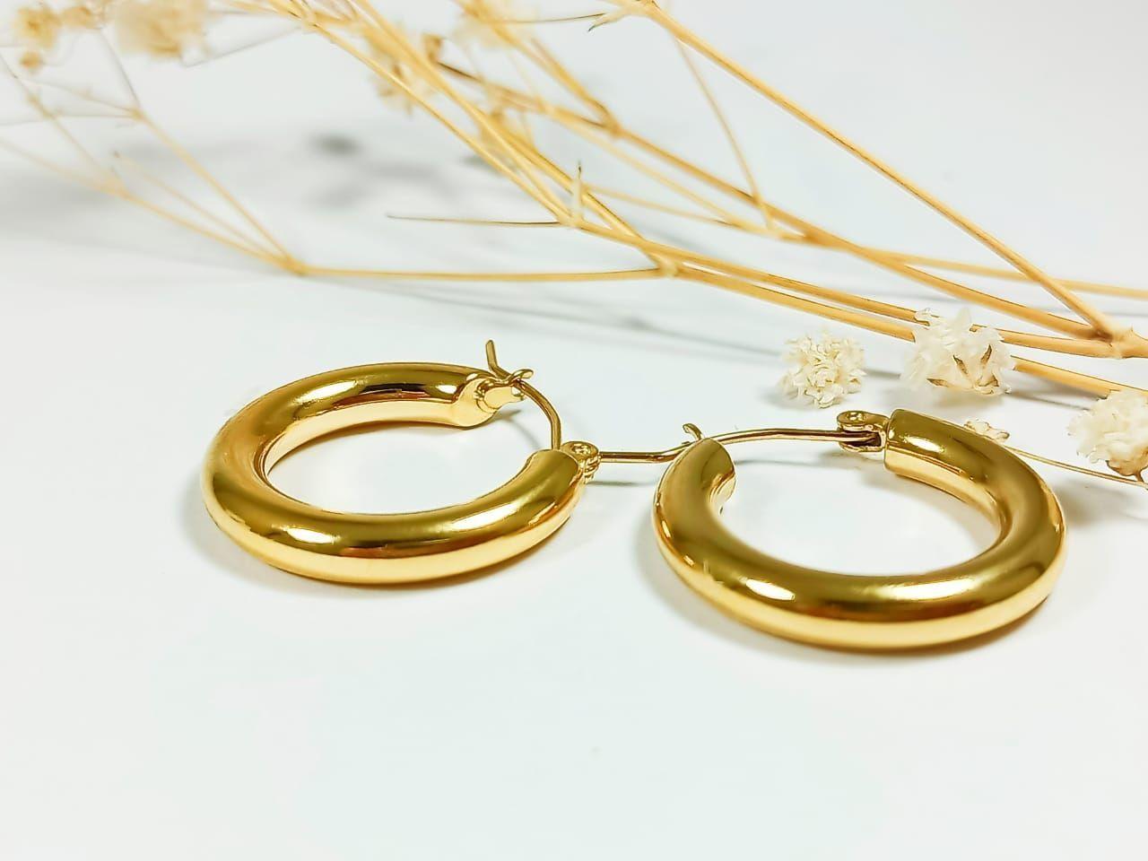 Argollas Aros Tipo Huggies Minimalista Clásicas Hoop Chapada En Oro-2