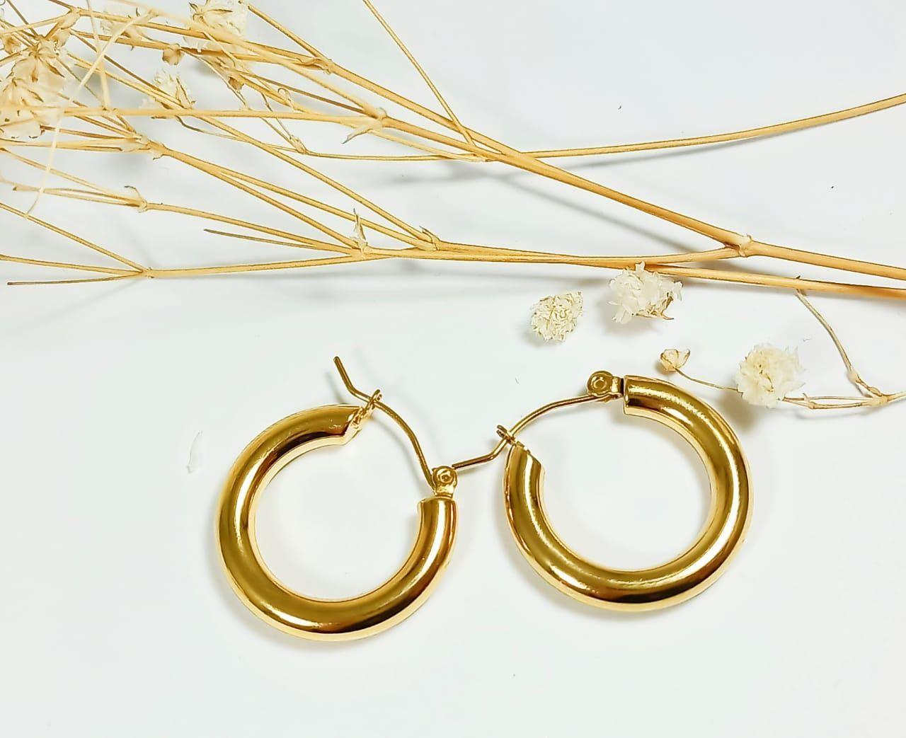 Argollas Aros Tipo Huggies Minimalista Clásicas Hoop Chapada En Oro-3