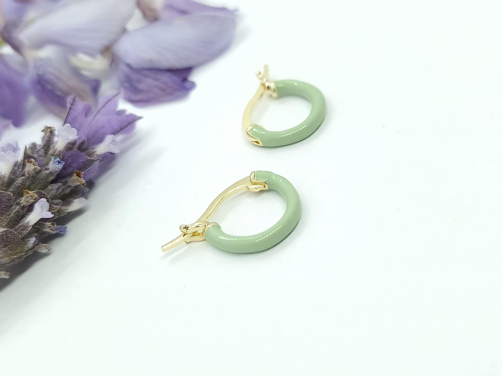 Argollas Huggies chapadas en oro 18k Verde musgo fairy-5