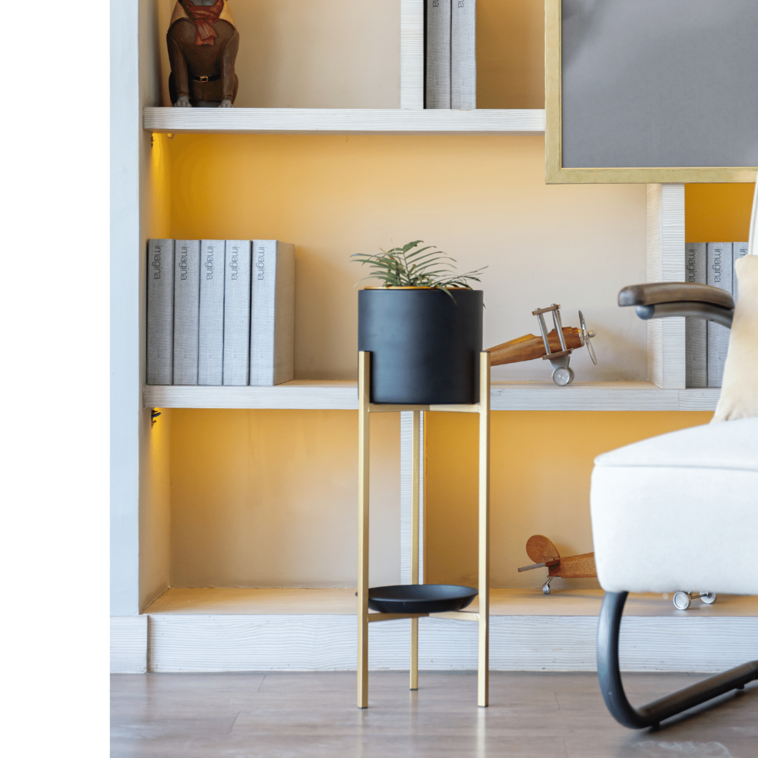 Pedestal Elite dorado con maceta negra M-1