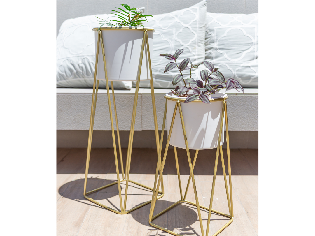 Macetero blanco Gala M con pedestal dorado-2