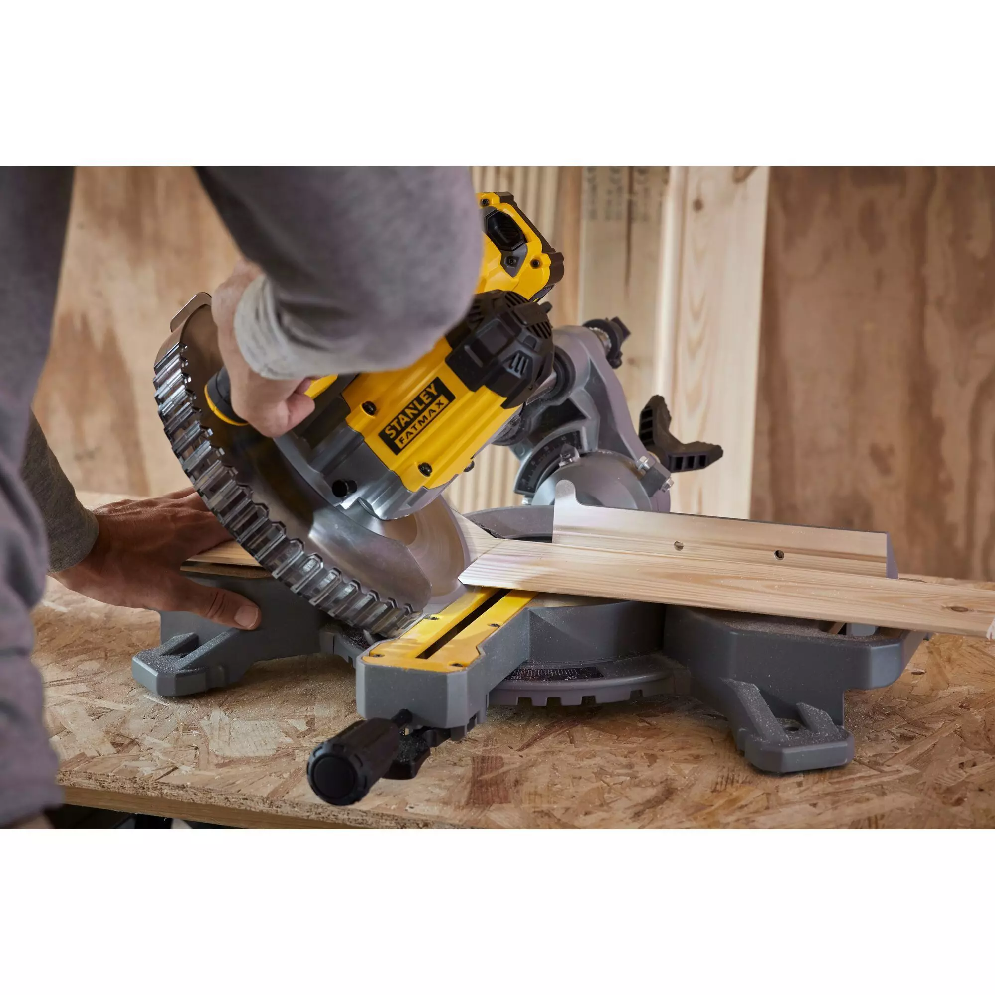 Sierra Ingleteadora 7-1/4 (185 mm) 20V STANLEY SCM701-B2-6