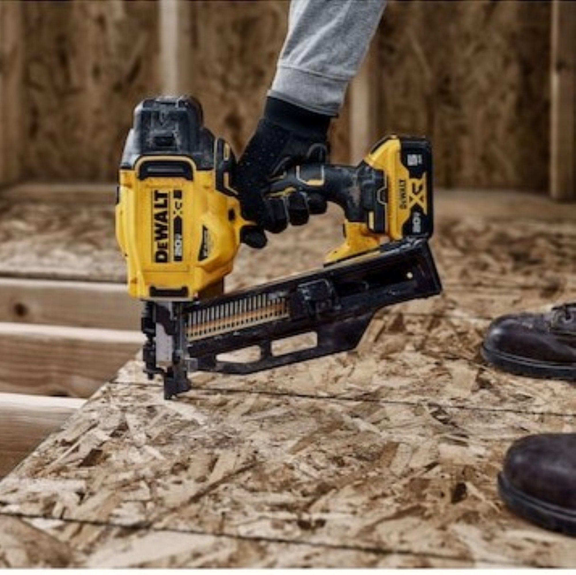 Clavadora para marcos 30º 20V sin escobillas DEWALT DCN930B-5