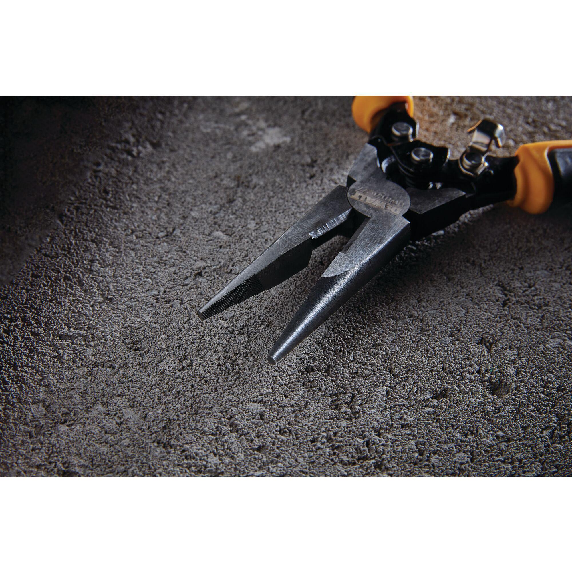 Alicate punta larga de acción compuesta 9 DEWALT DWHT70277-5