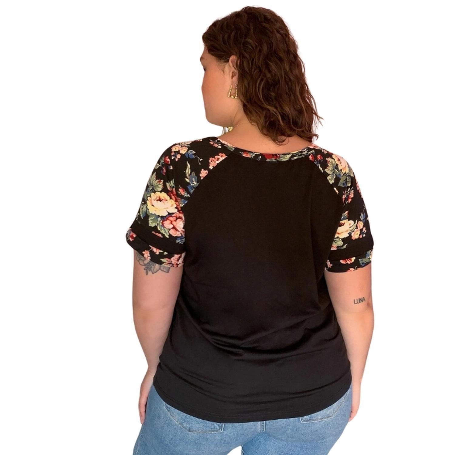 Polera Negra con Bolsillo y Estampado Floral-2
