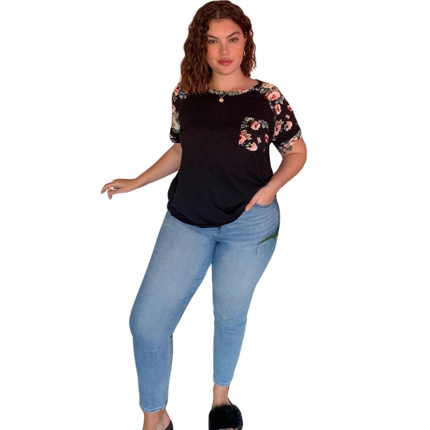 Polera Negra con Bolsillo y Estampado Floral-3