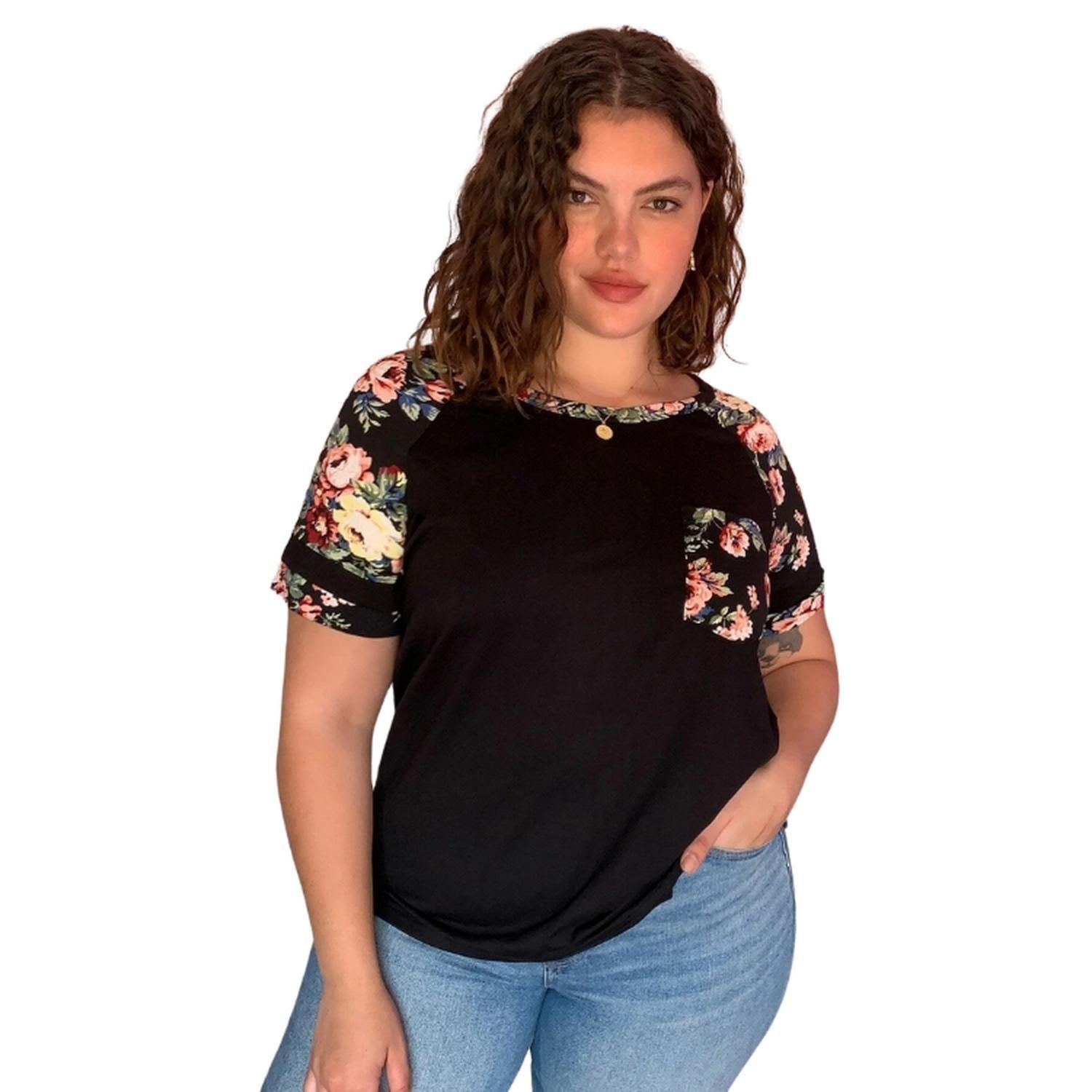 Polera Negra con Bolsillo y Estampado Floral-4