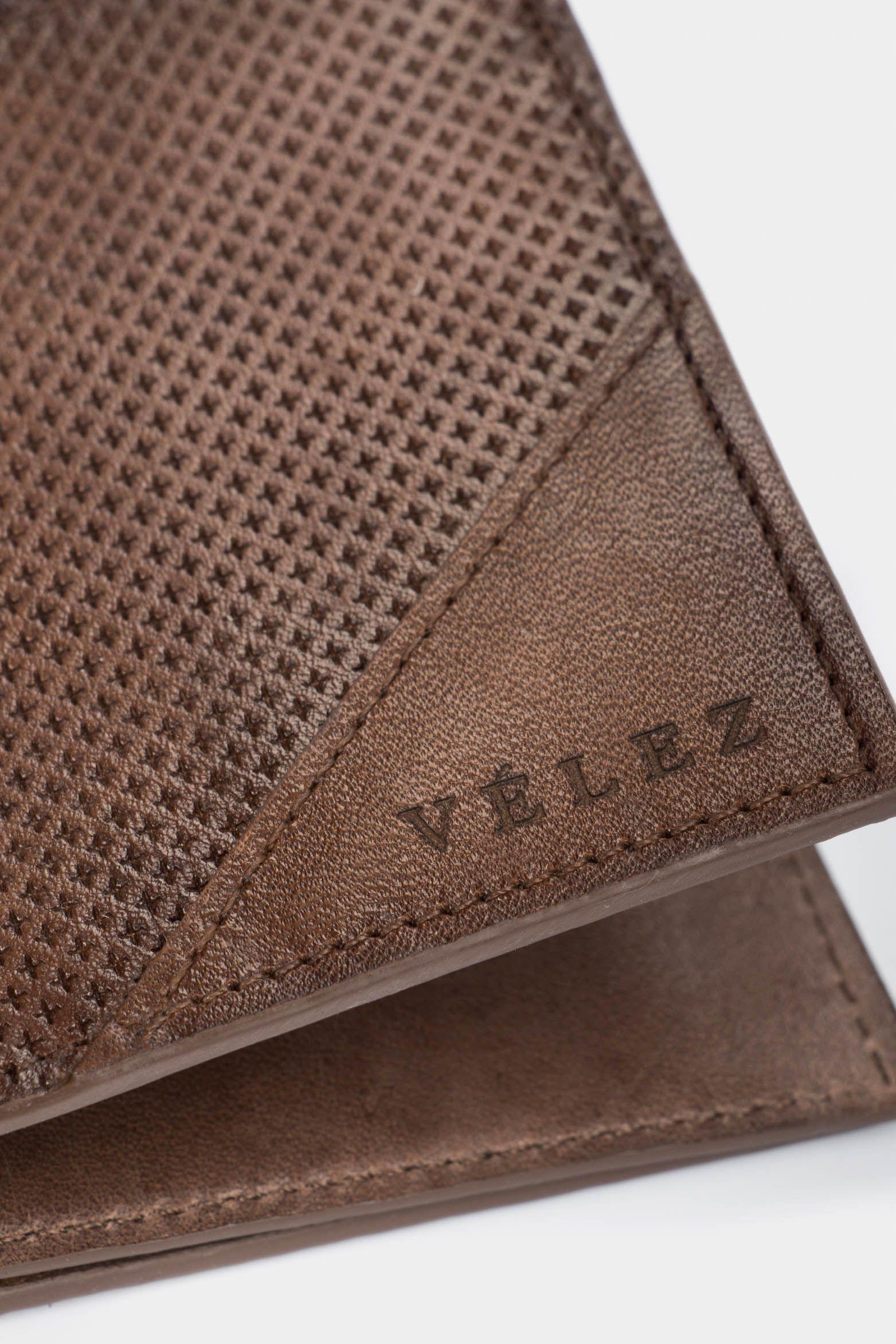 Vélez Billetera Titus De Cuero  Hombre Grabado Cruces Cafe-3