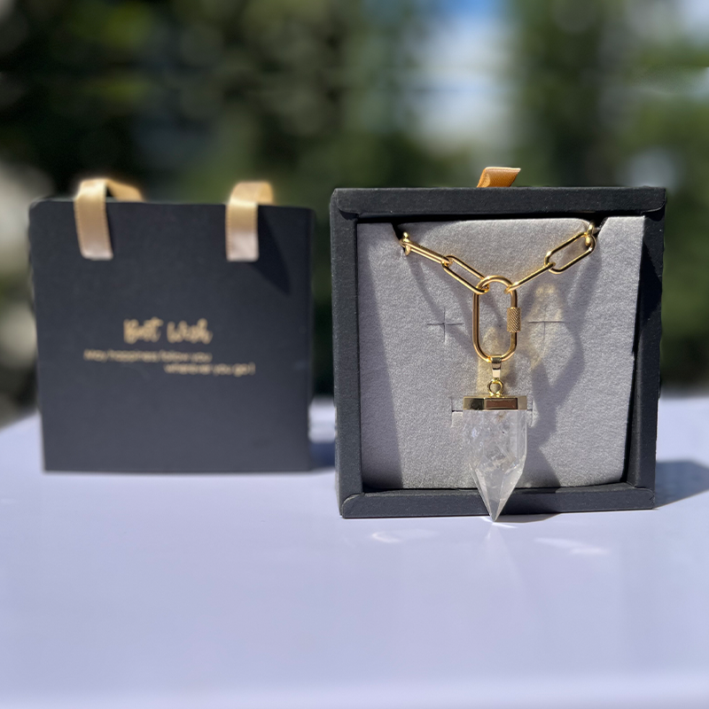 Cadena Dorada de Acero Inoxidable con Dije de Cuarzo Blanco en Punta 50 cm marca Arcano19-4