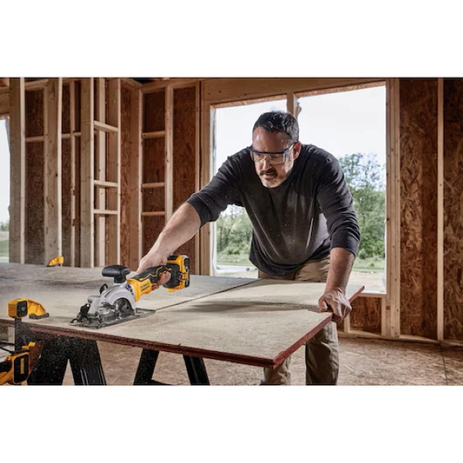 Sierra Circular de 4 1/2” 20V MAX DCS571B Dewalt-4