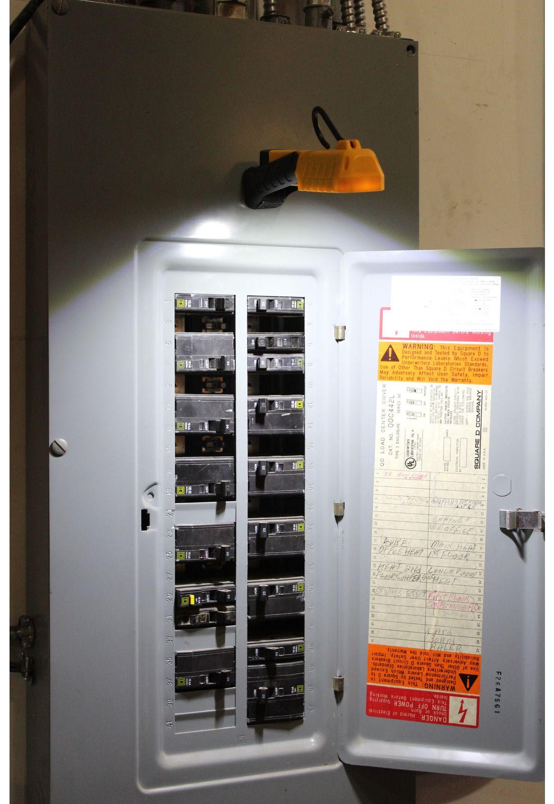 LINTERNA LED DE TRABAJO CON BASE OSCILANTE  CT3610 LUMENES 250-2