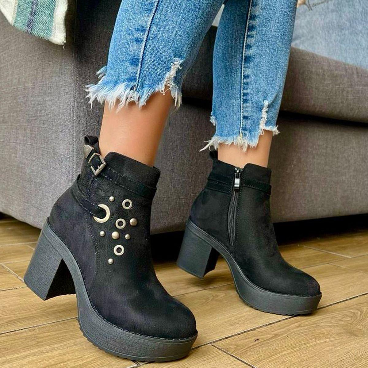 Botín Negra En Gamuza Con Correa, Hebillas, Ojales Y Tachas-1