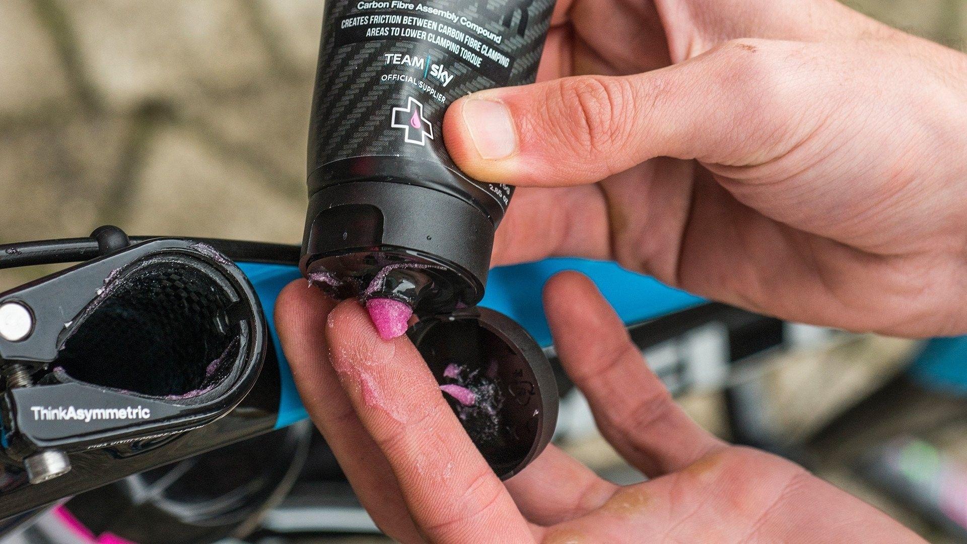 Grasa montaje  fibra de carbono Carbon gripper Muc-Off 75g-2