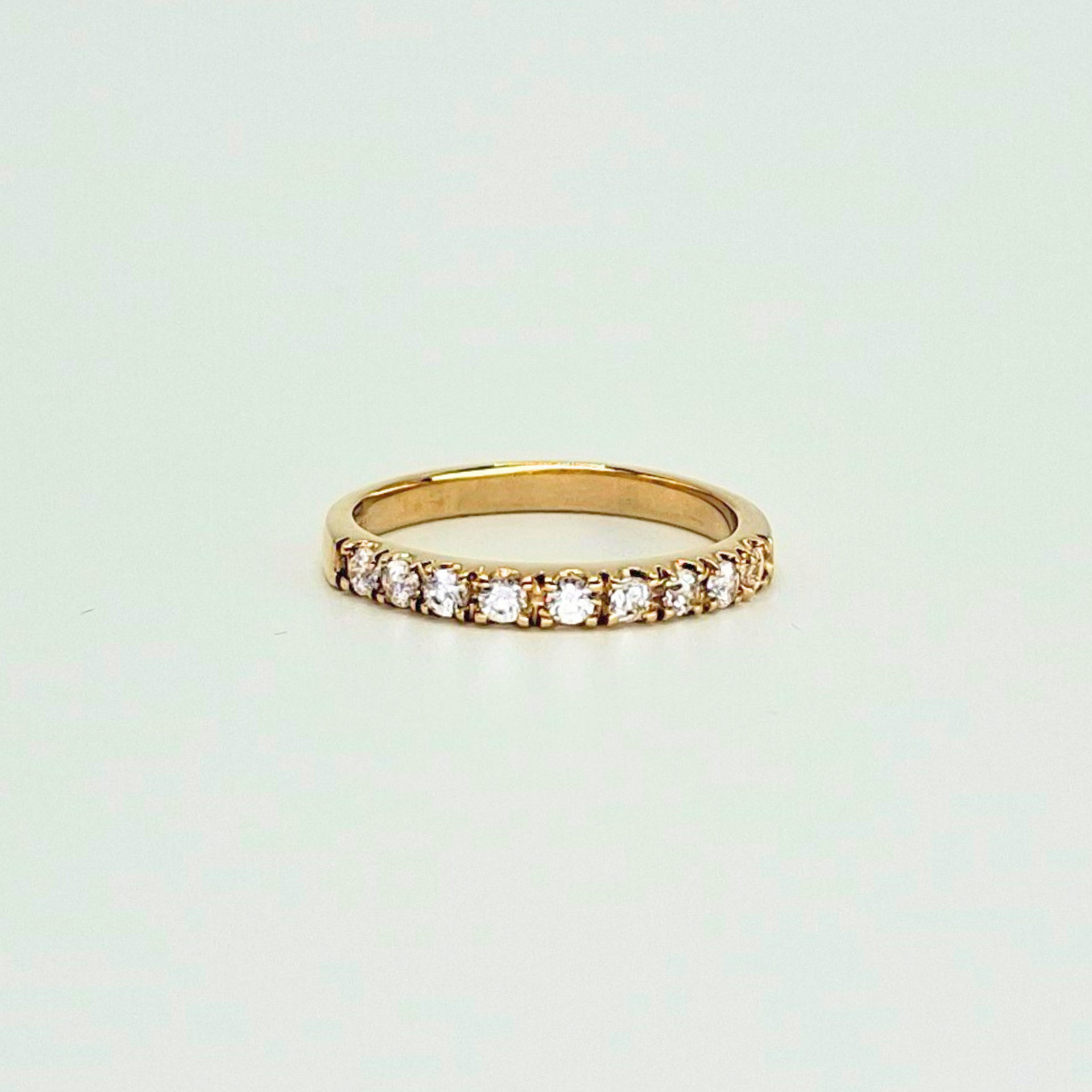 Anillo medio cintillo con circones, oro 18k-2