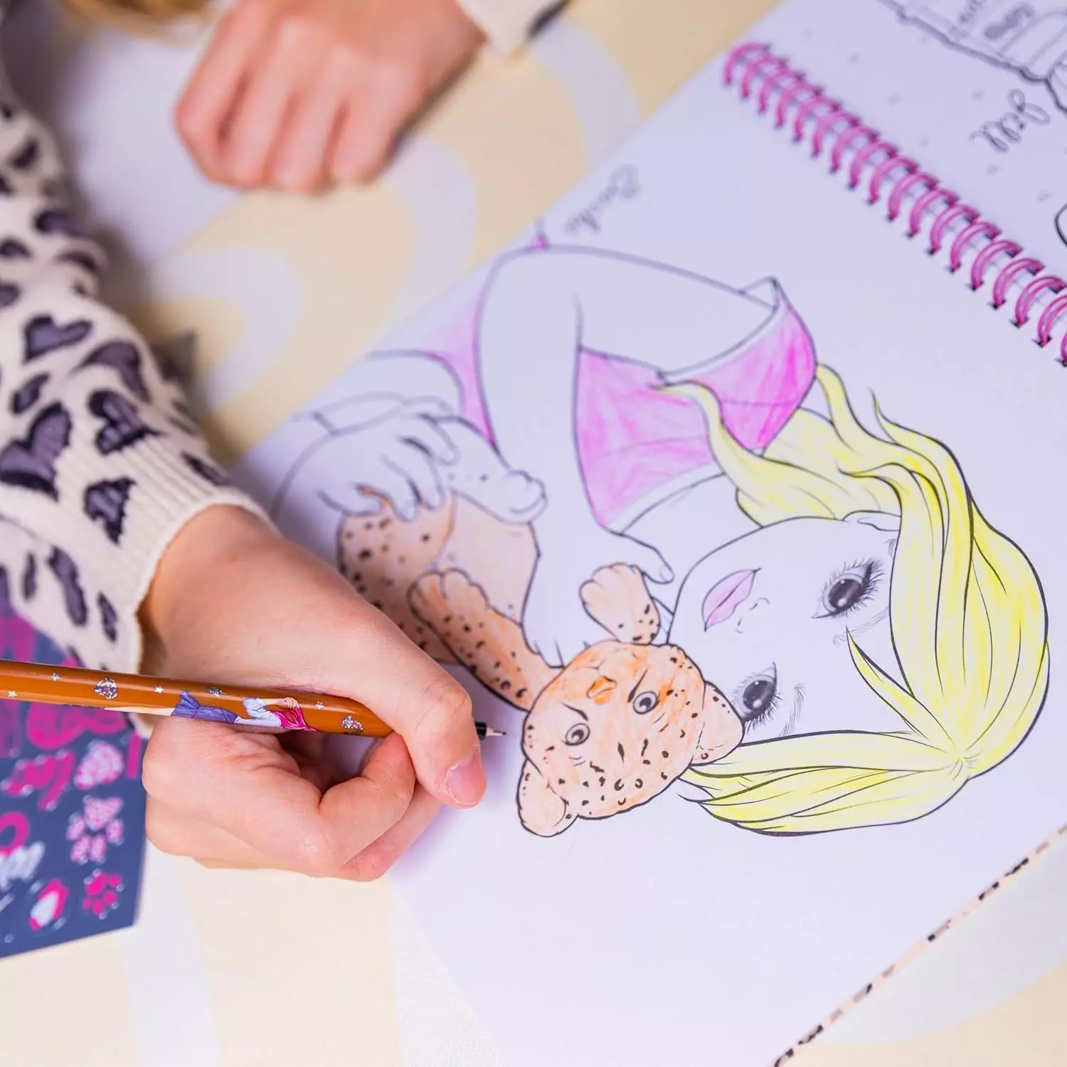 Libro Para Colorear Con 41 P ginas Leoheart Topmodel-2