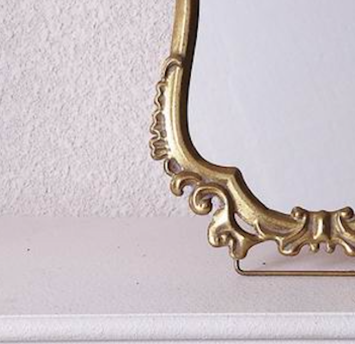 Espejo Dorado Vintage Sobre Mesa-2