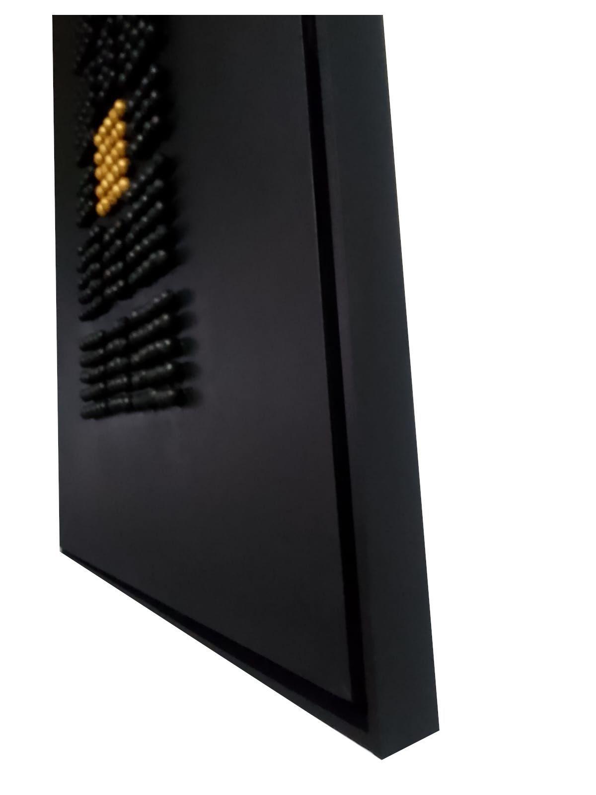 Cuadro decorativo negro dorado esferas de madera 90x70-2